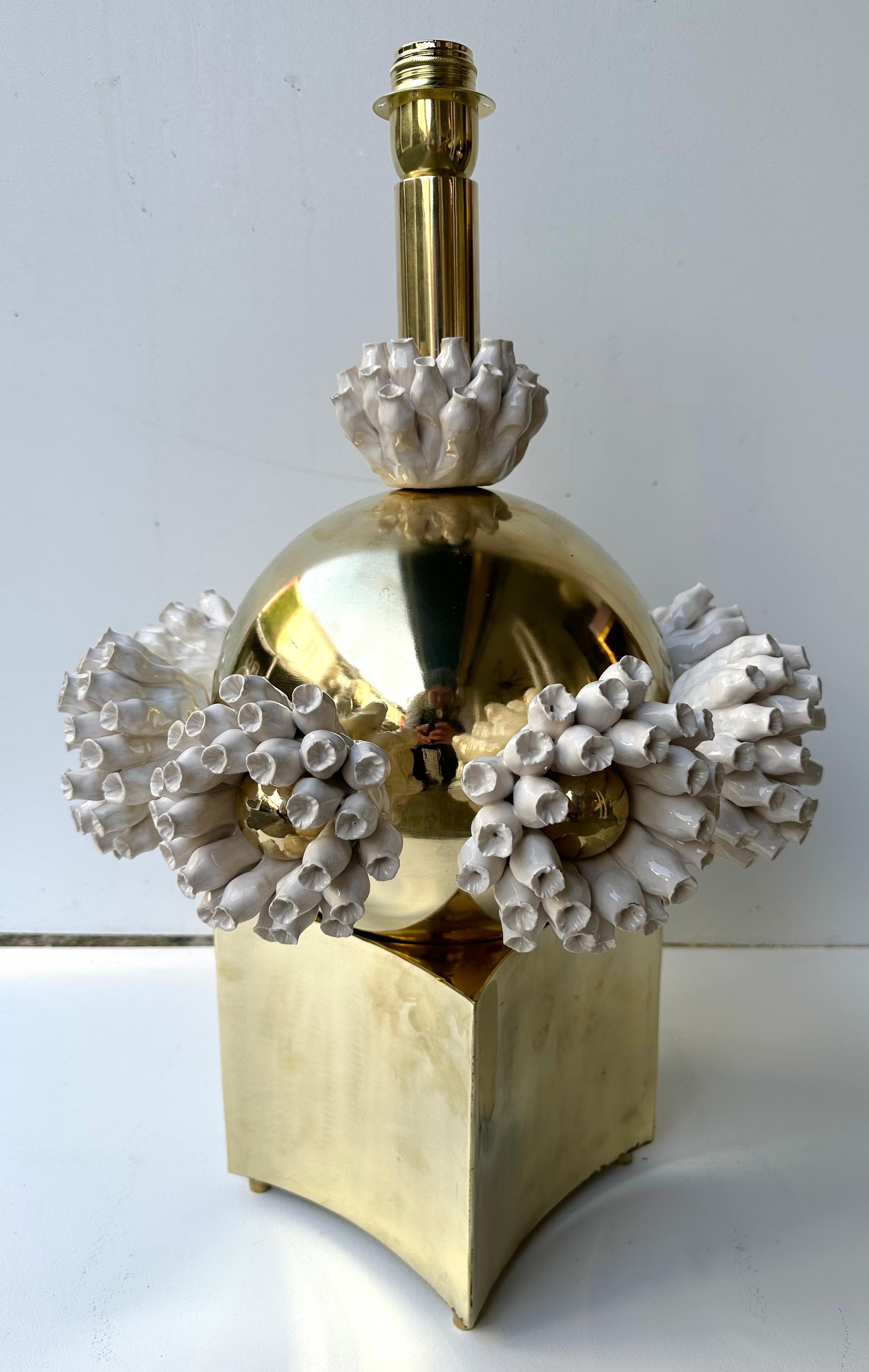 Contemporary Pair of Brass and Ceramic Anemone Lamps, Italy For Sale 5