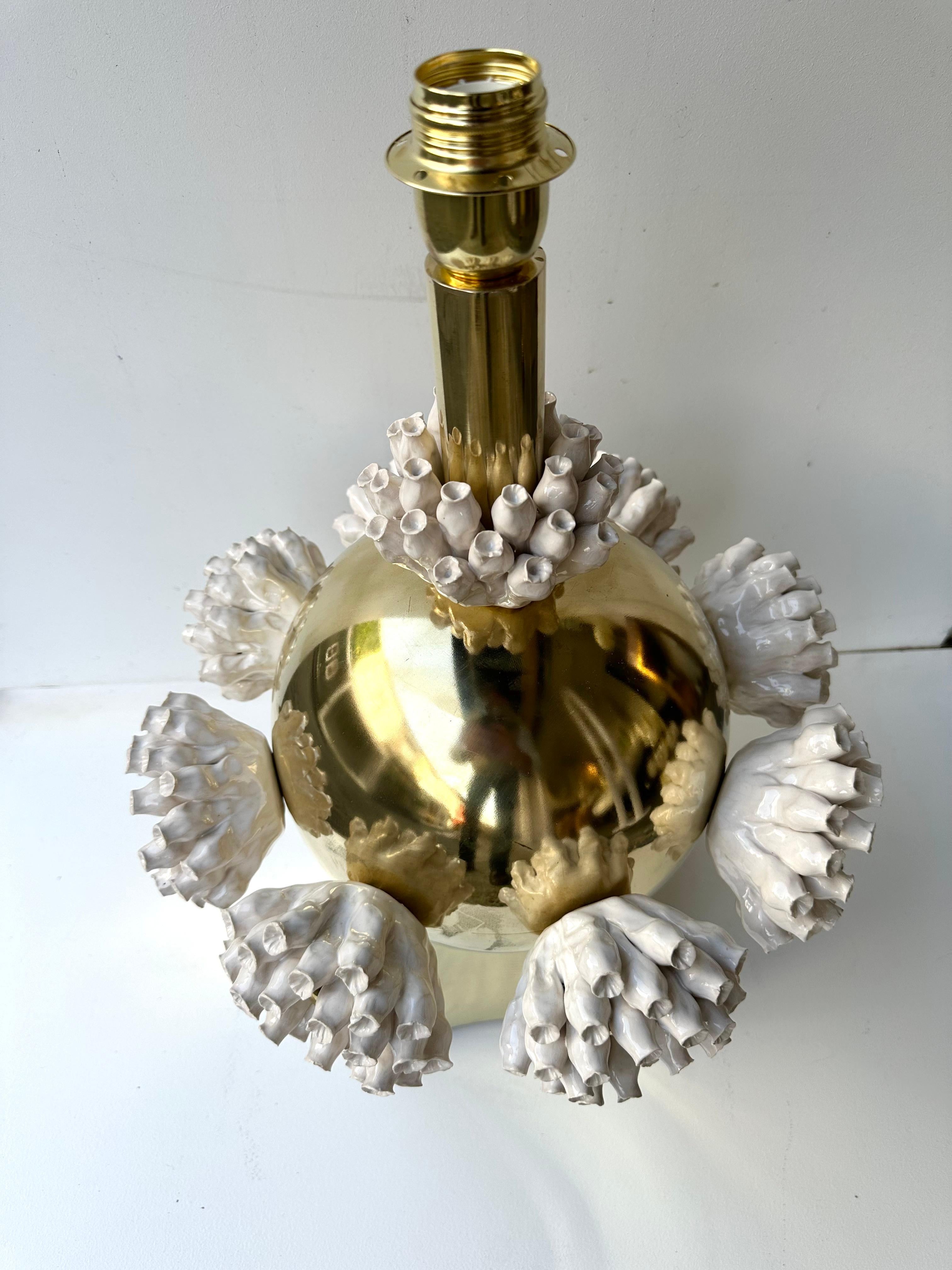 Contemporary Pair of Brass and Ceramic Anemone Lamps, Italy 6