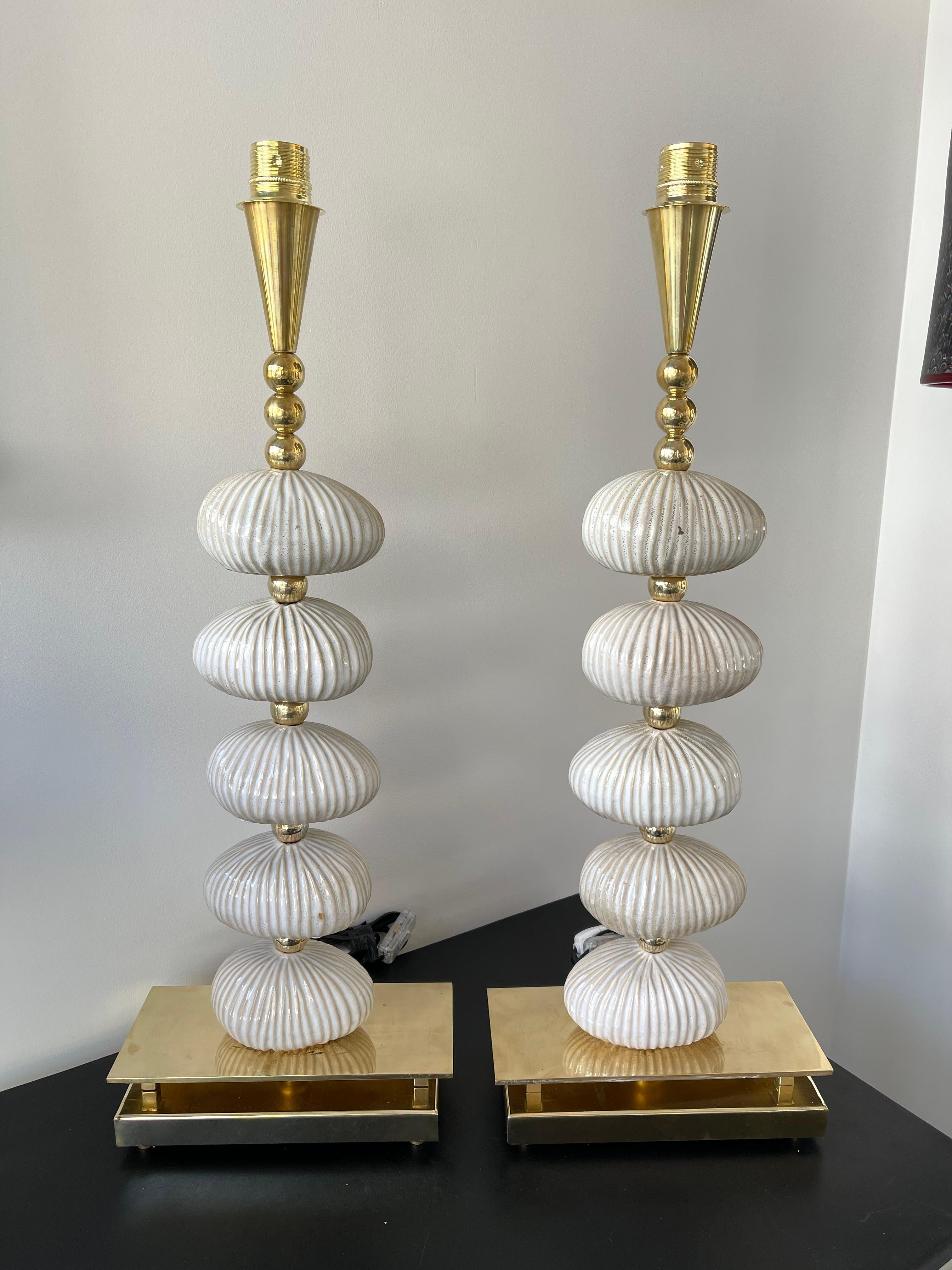 Zeitgenössisches Paar Lampen aus Messing und Keramik, Italien im Angebot 6