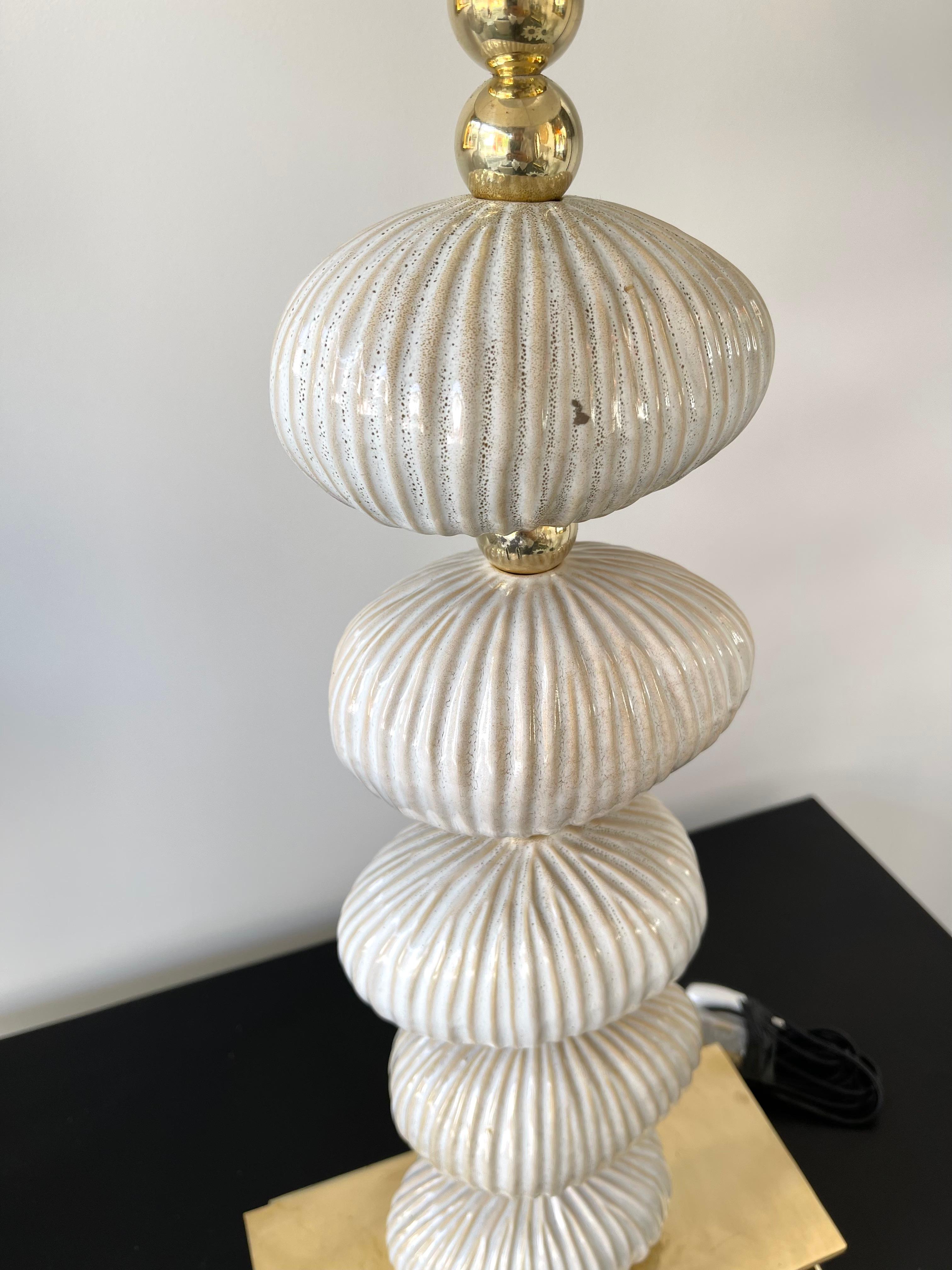 Zeitgenössisches Paar Lampen aus Messing und Keramik, Italien im Angebot 8
