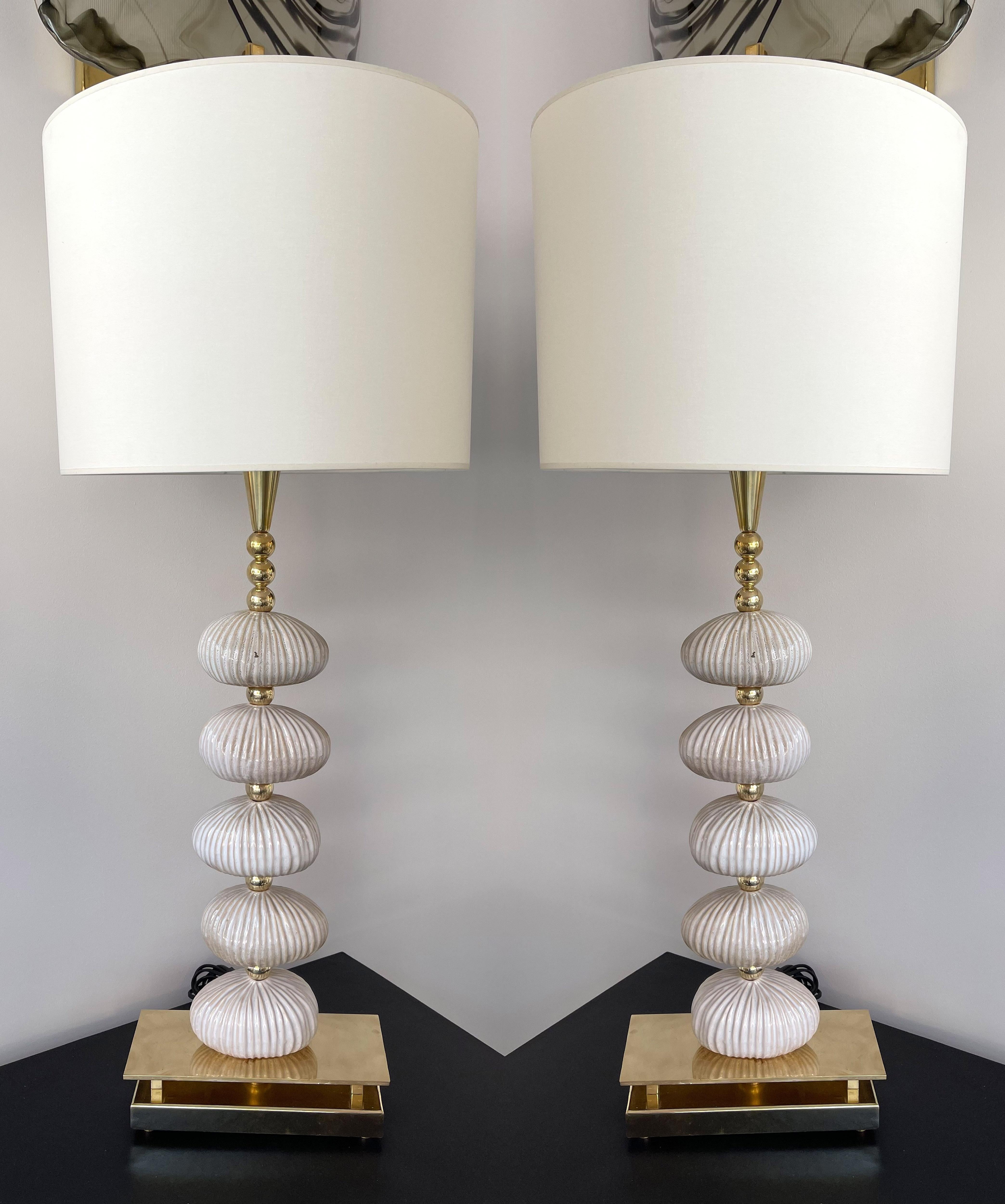 Mid-Century Modern Contemporary Pair of Brass and Ceramic Lamps, Italy For Sale
