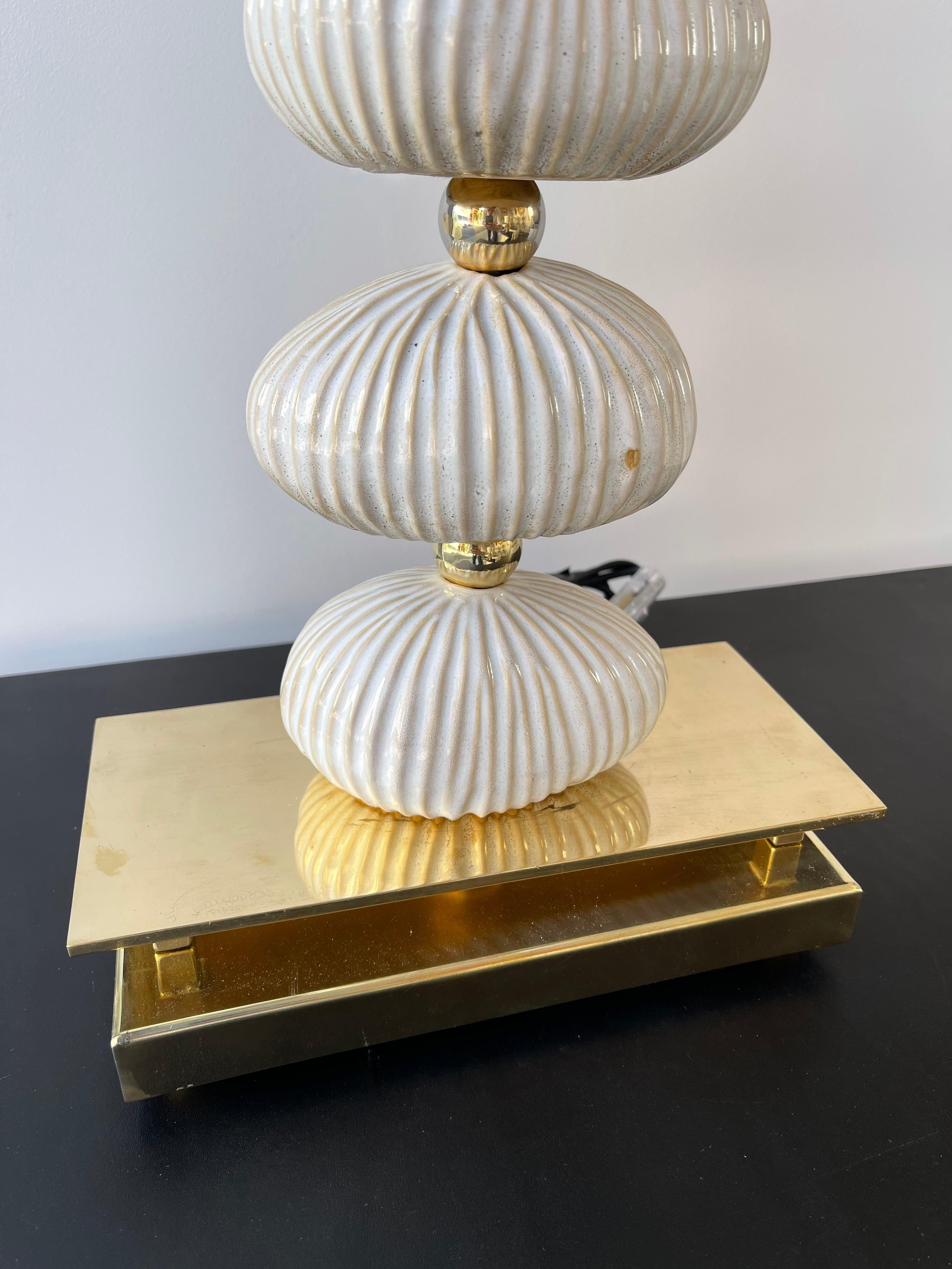 Zeitgenössisches Paar Lampen aus Messing und Keramik, Italien im Angebot 1