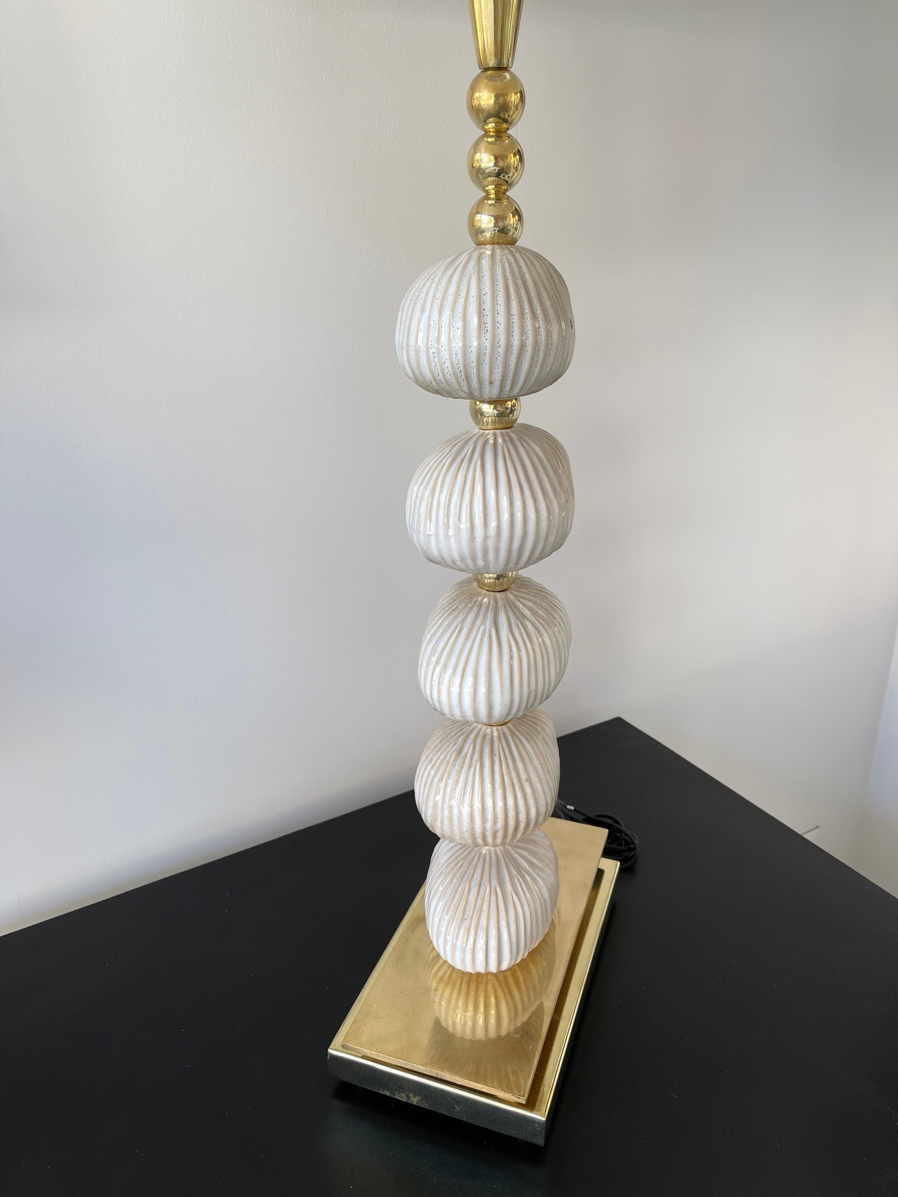 Zeitgenössisches Paar Lampen aus Messing und Keramik, Italien im Angebot 3