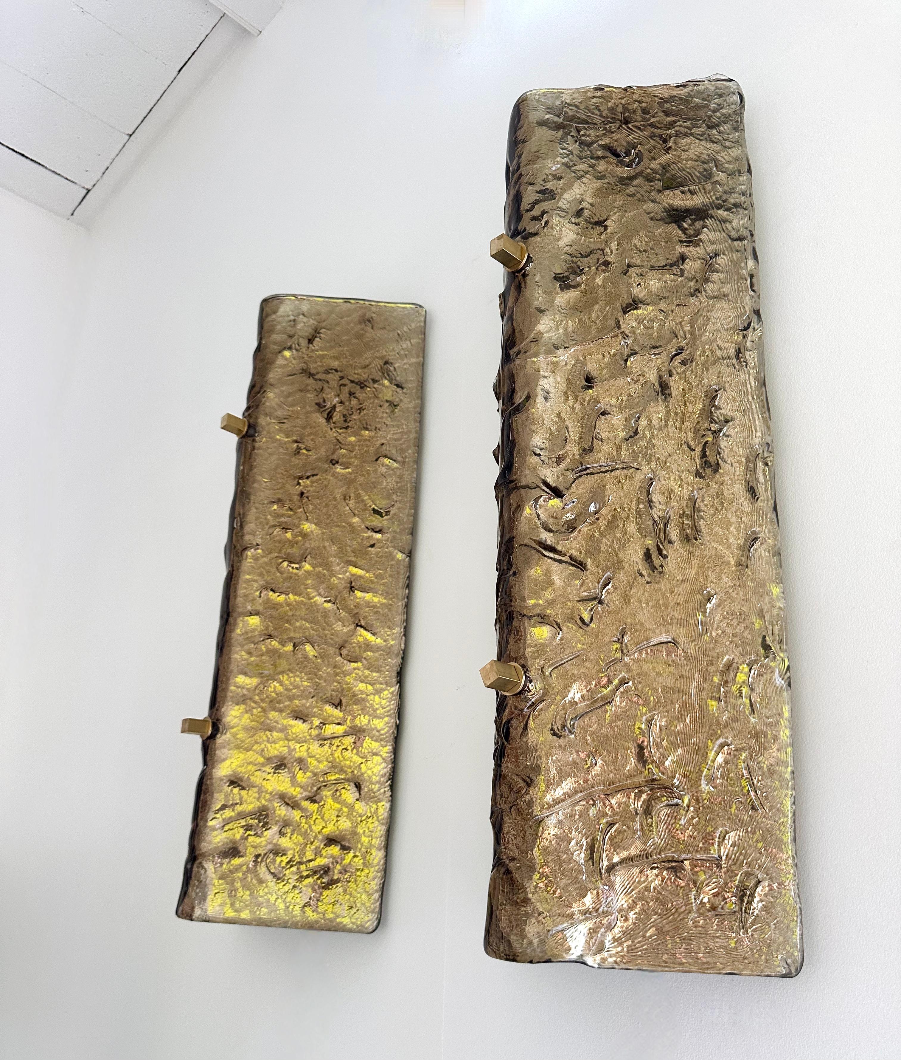 Contemporary Pair of Brass and Cola Folded Leaf Murano Glass Sconces, Italy In New Condition For Sale In SAINT-OUEN, FR