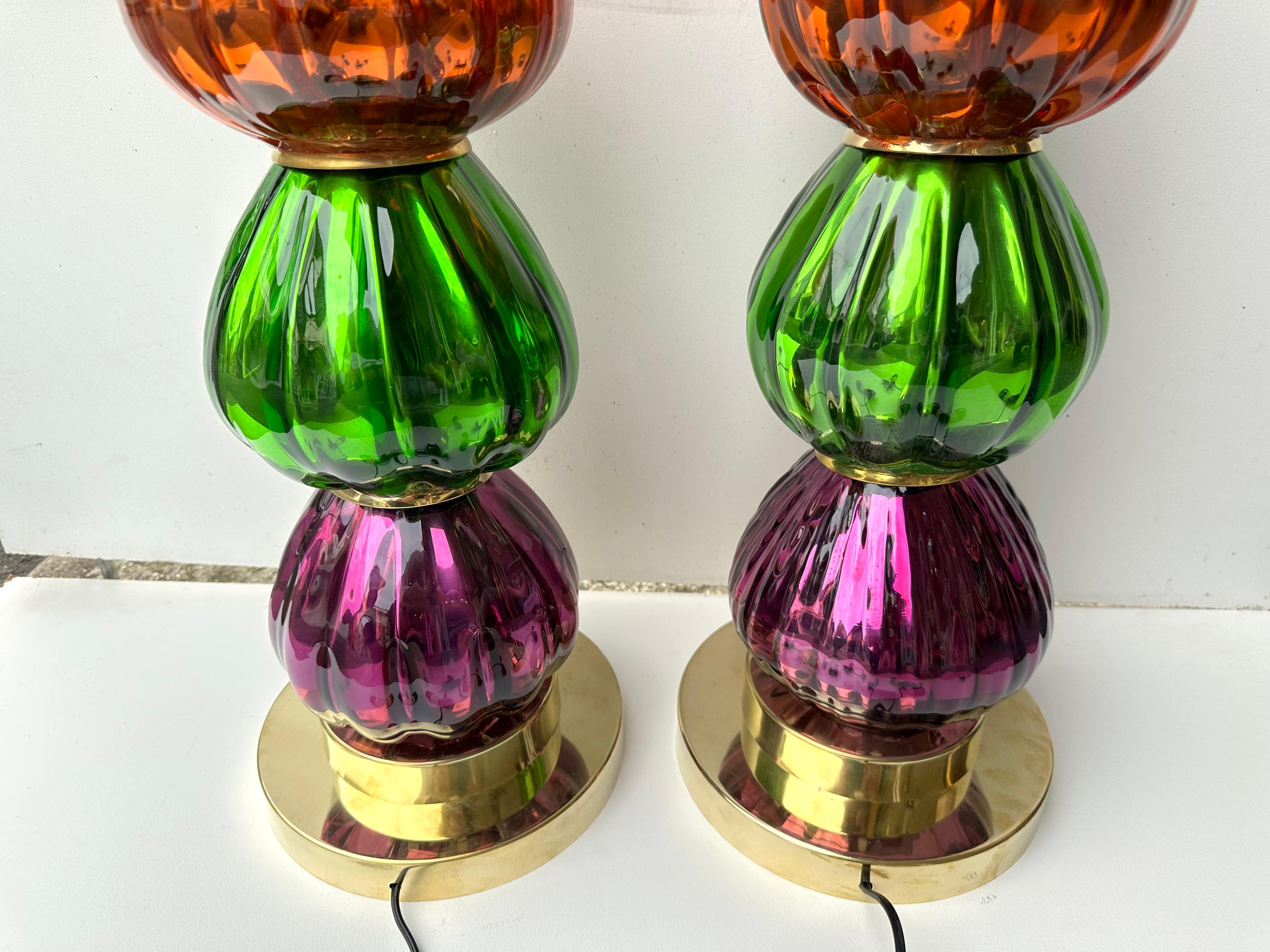 Contemporary Pair of Brass and Colored Mirrored Murano Glass Lamps, Italien im Angebot 3