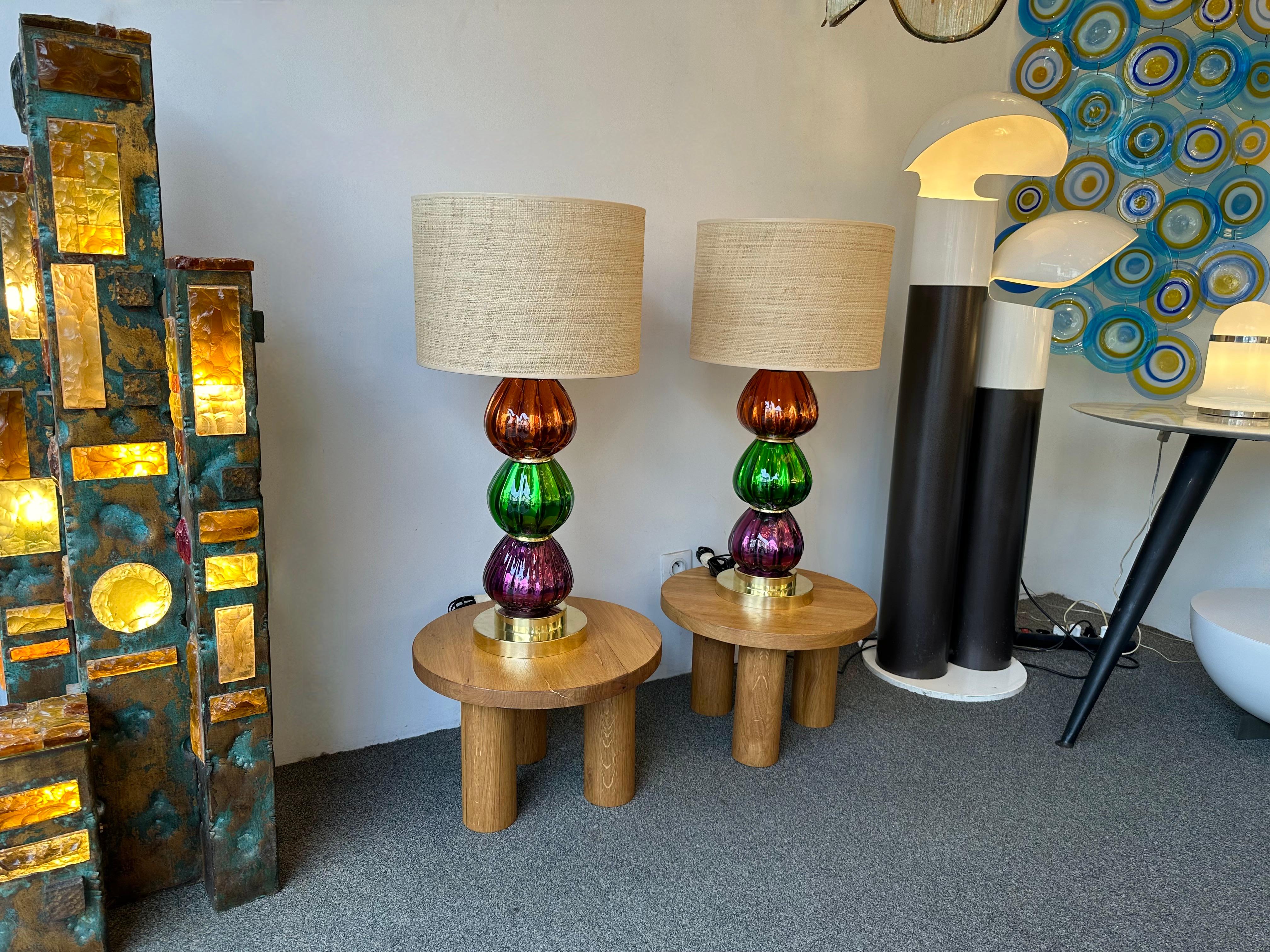 Ein Paar Tisch- oder Nachttischlampen aus Messing und farbigem Murano-Glas. Zeitgenössische Arbeit aus einem kleinen italienischen Handwerksbetrieb, kleine Unvollkommenheiten aufgrund von Handarbeit, in einer Mid-Century Modern Space Age Hollywood