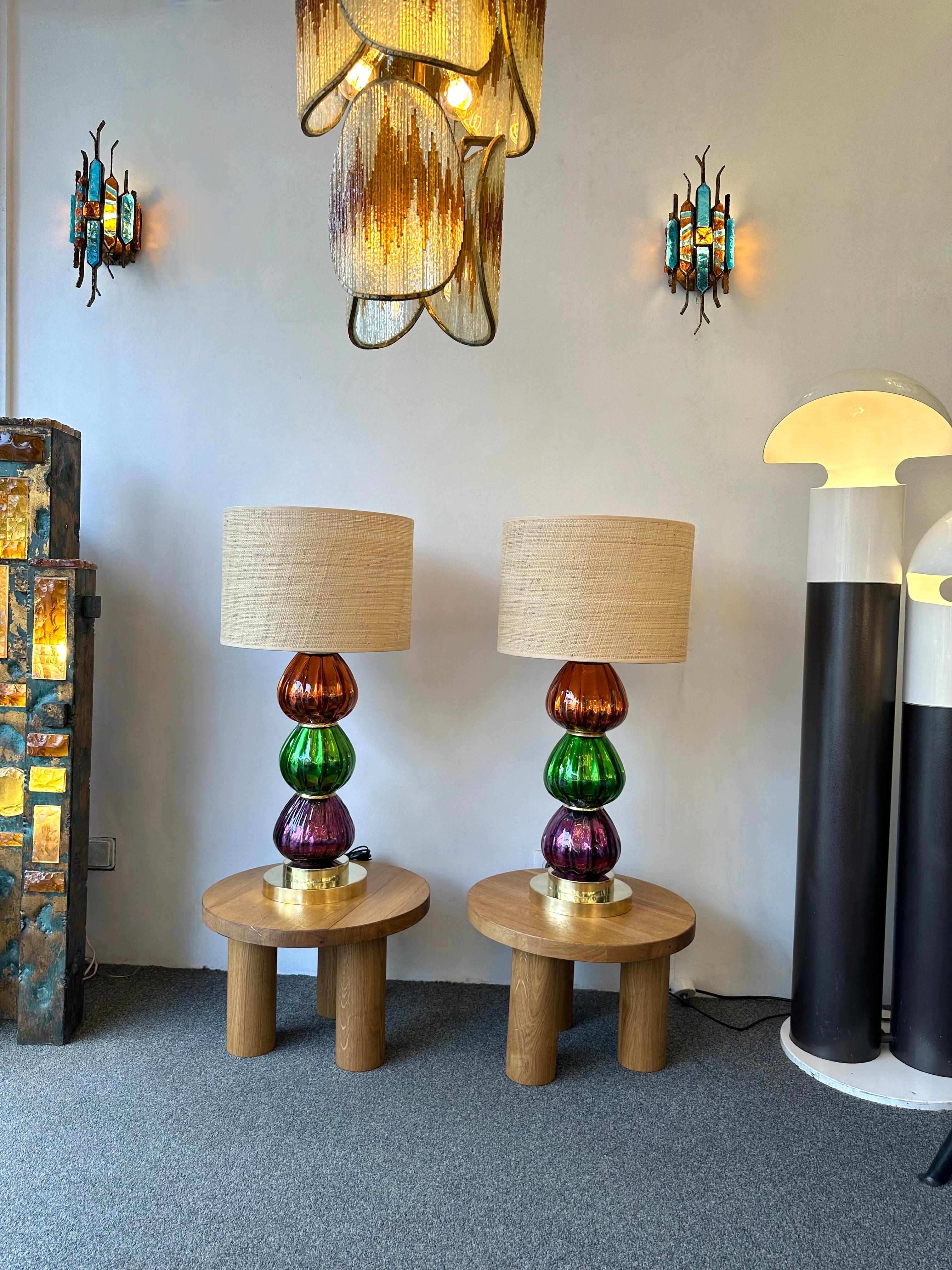 Contemporary Pair of Brass and Colored Mirrored Murano Glass Lamps, Italien (Italienisch) im Angebot