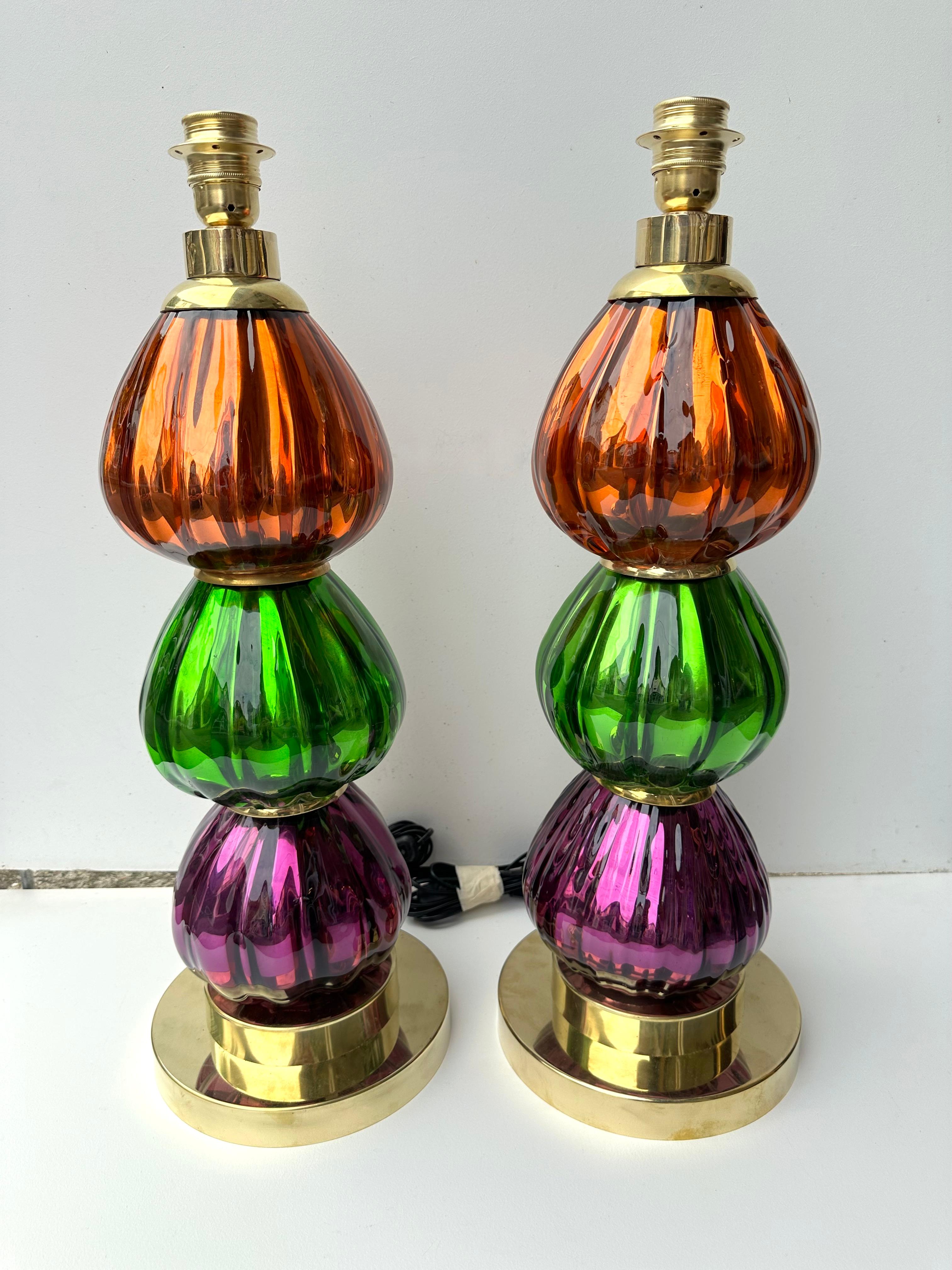 Contemporary Pair of Brass and Colored Mirrored Murano Glass Lamps, Italien im Zustand „Gut“ im Angebot in SAINT-OUEN, FR