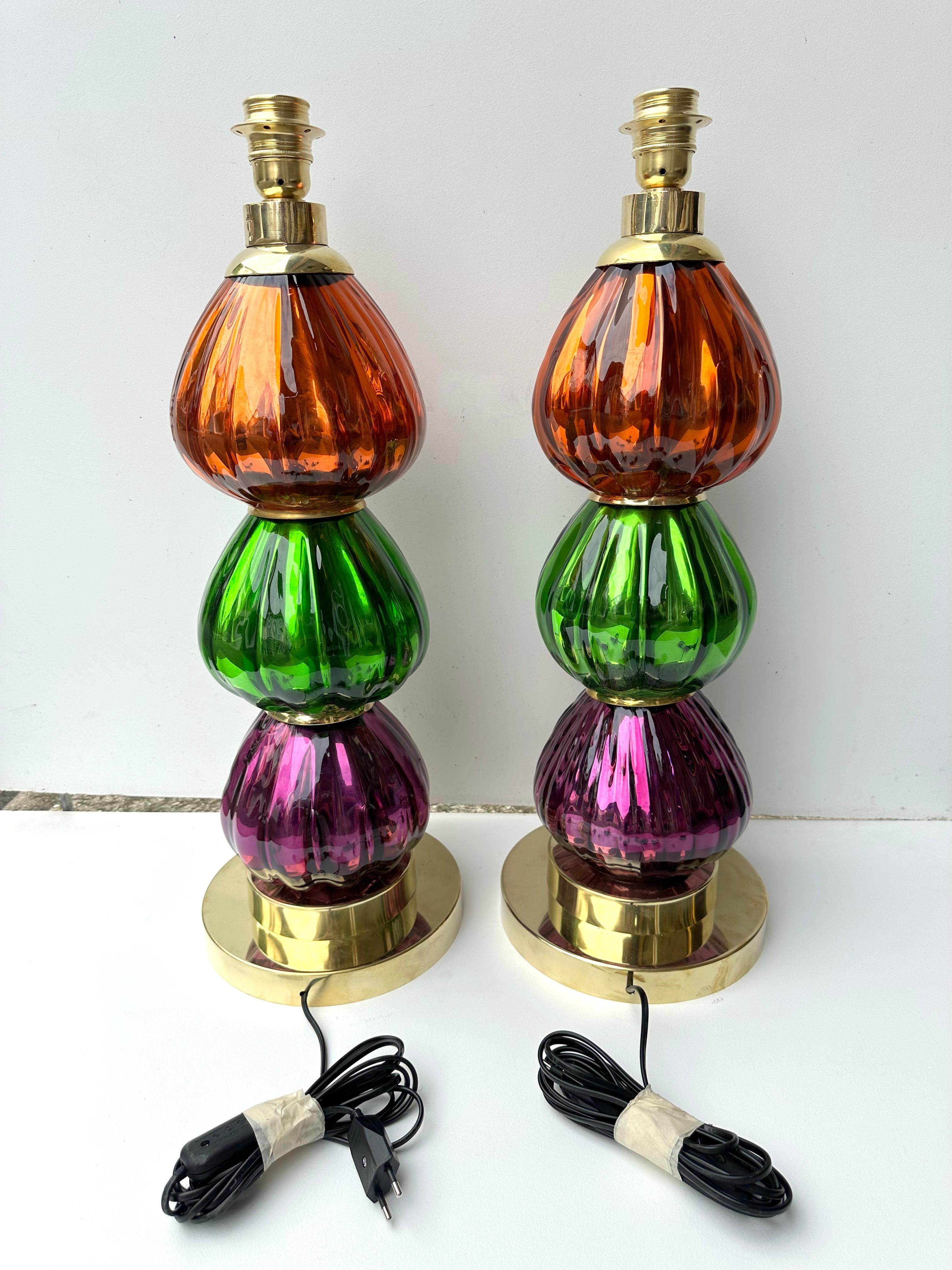 Contemporary Pair of Brass and Colored Mirrored Murano Glass Lamps, Italien im Angebot 2