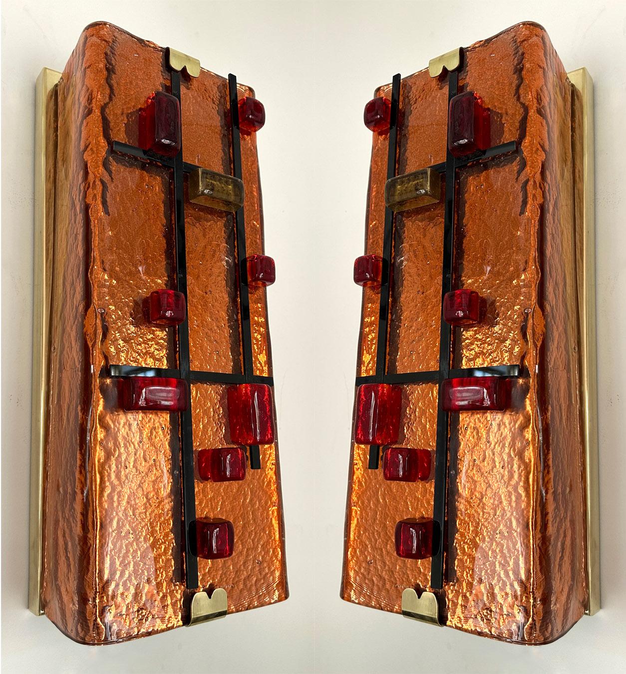 Contemporary Pair of Brass and Coral Murano Glass Sconces, Italien im Zustand „Neu“ im Angebot in SAINT-OUEN, FR