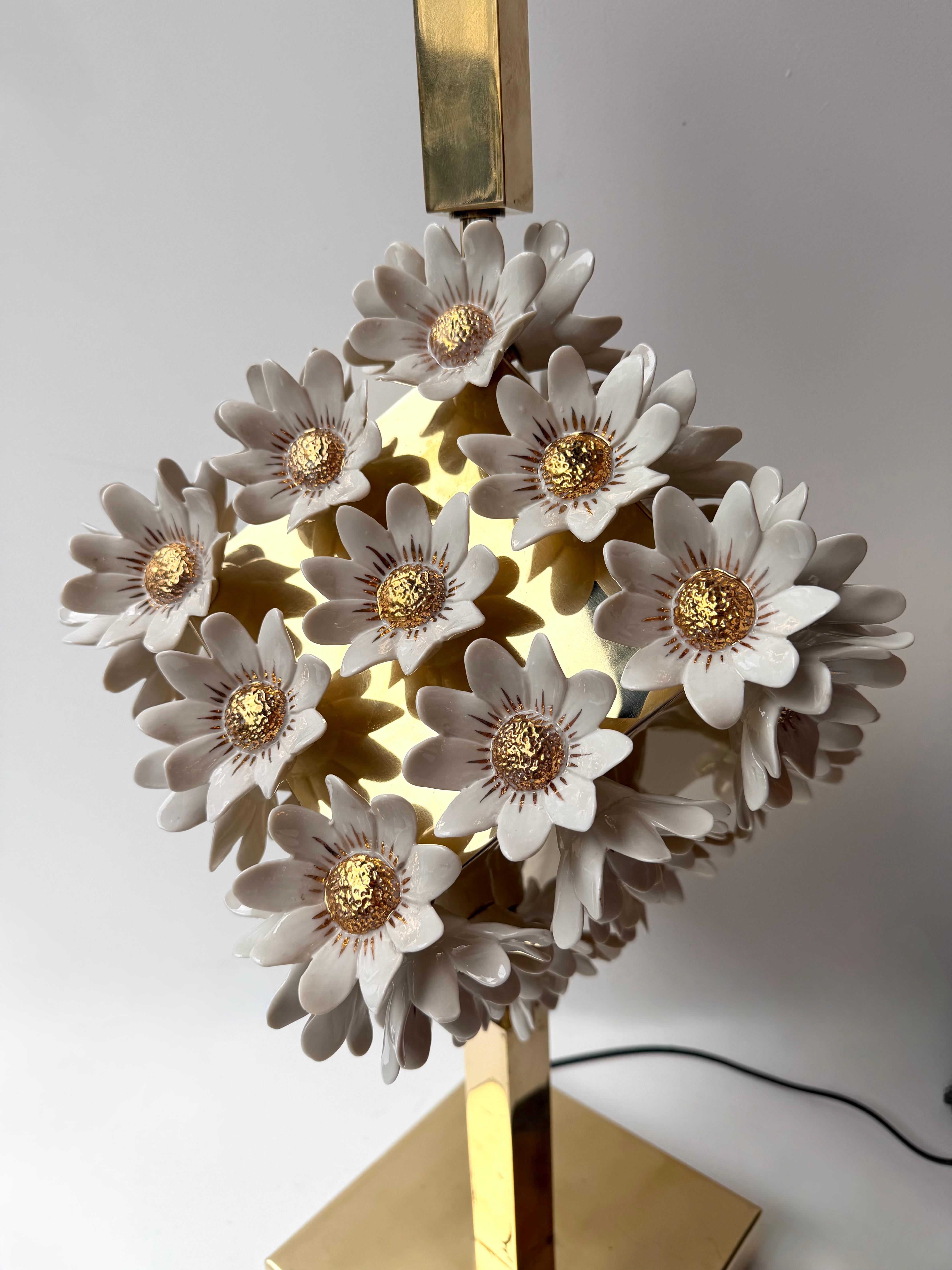 Pareja contemporánea de lámparas margarita de latón y porcelana dorada, Italia en venta 2