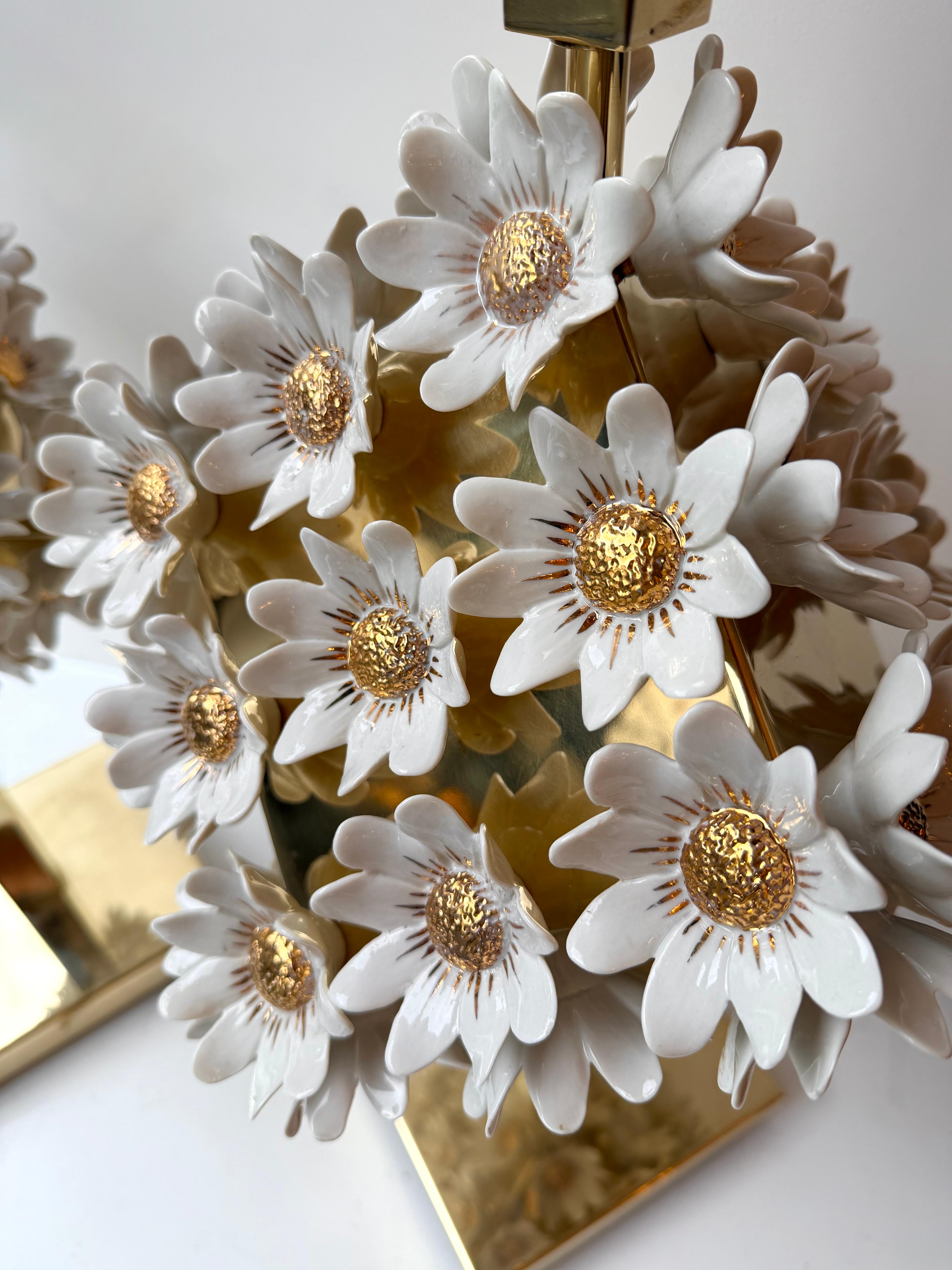 Pareja contemporánea de lámparas margarita de latón y porcelana dorada, Italia en venta 3