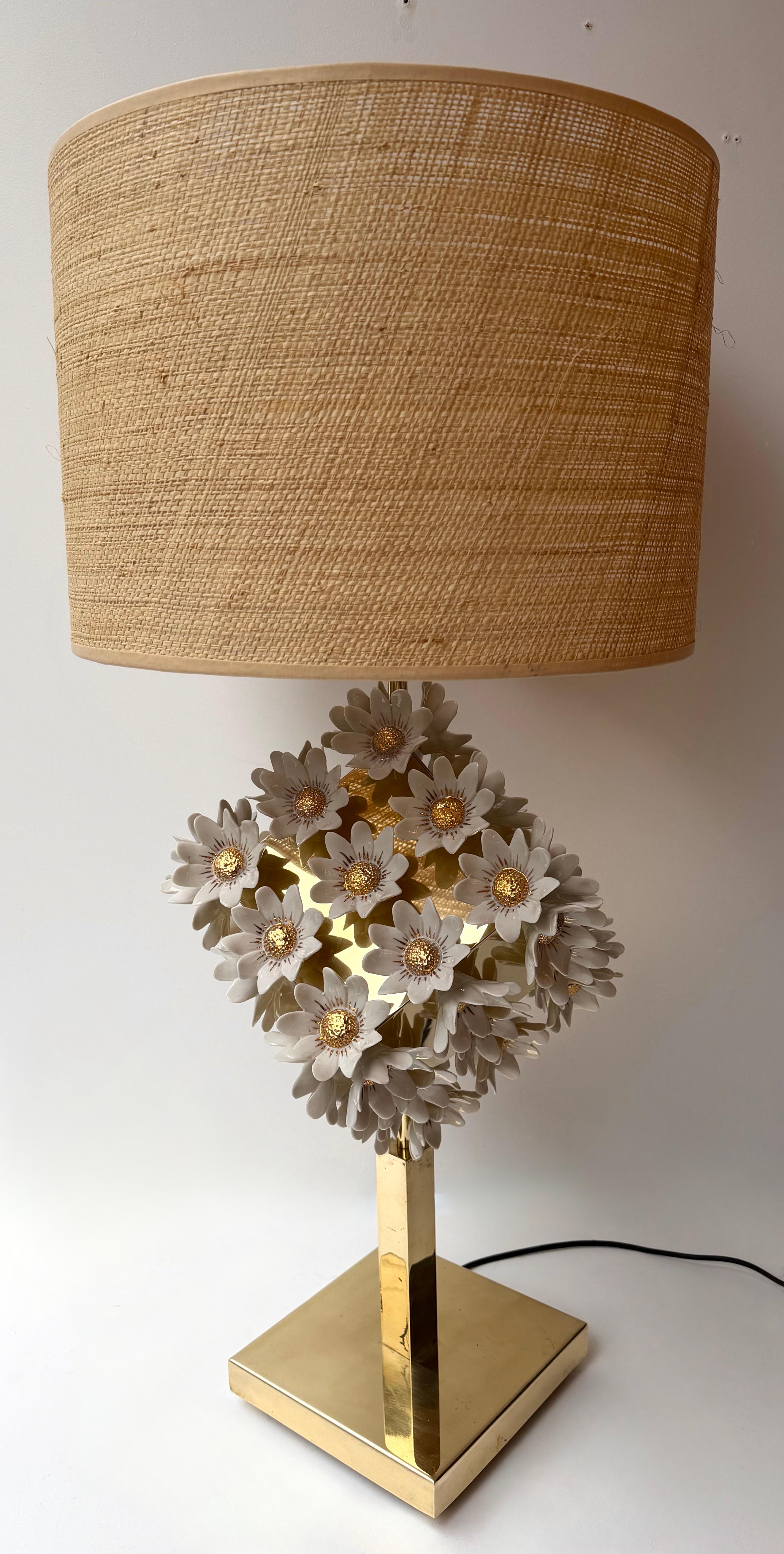 Pareja contemporánea de lámparas margarita de latón y porcelana dorada, Italia en venta 4