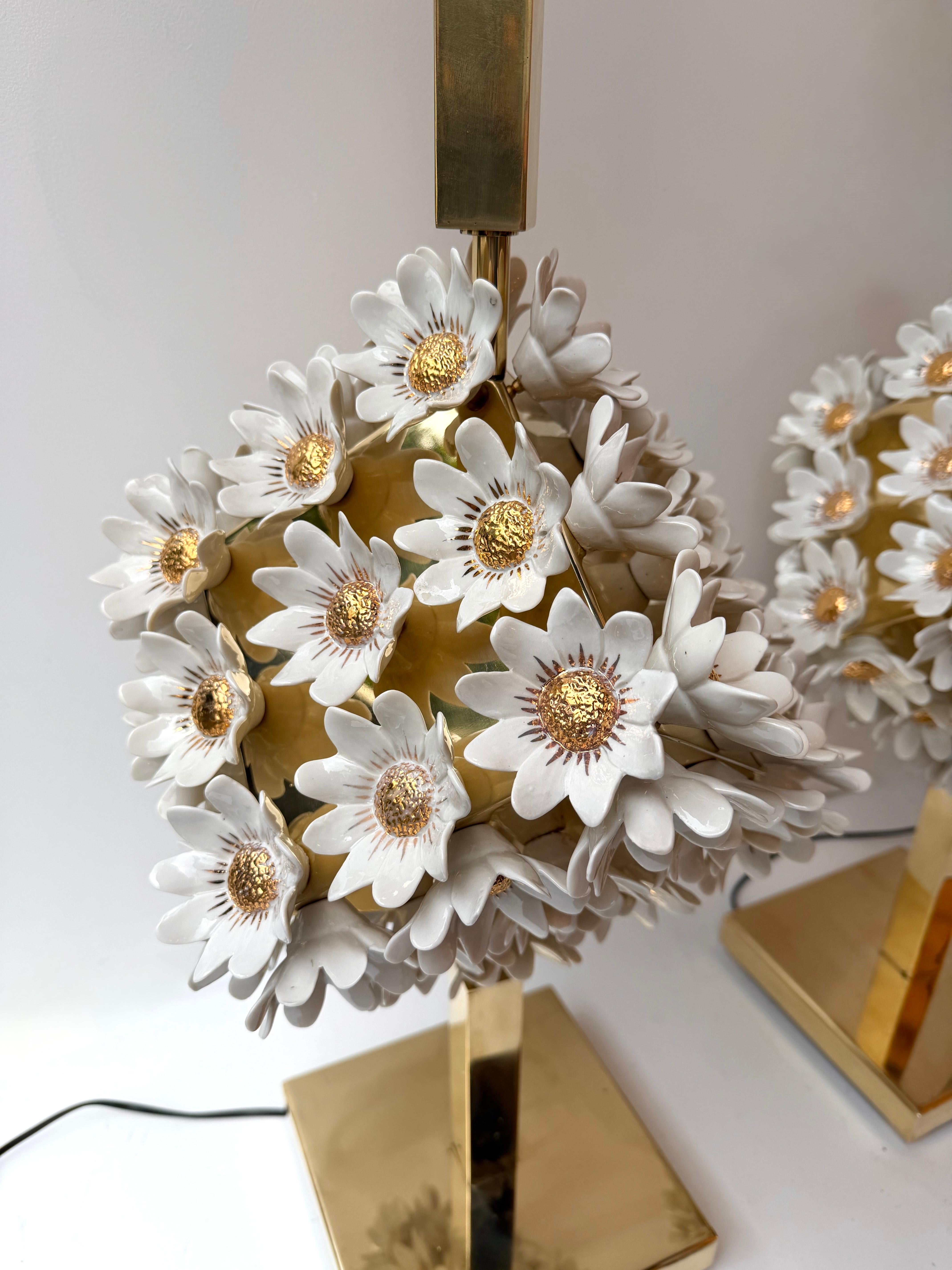 Pareja contemporánea de lámparas margarita de latón y porcelana dorada, Italia Moderno de mediados de siglo en venta