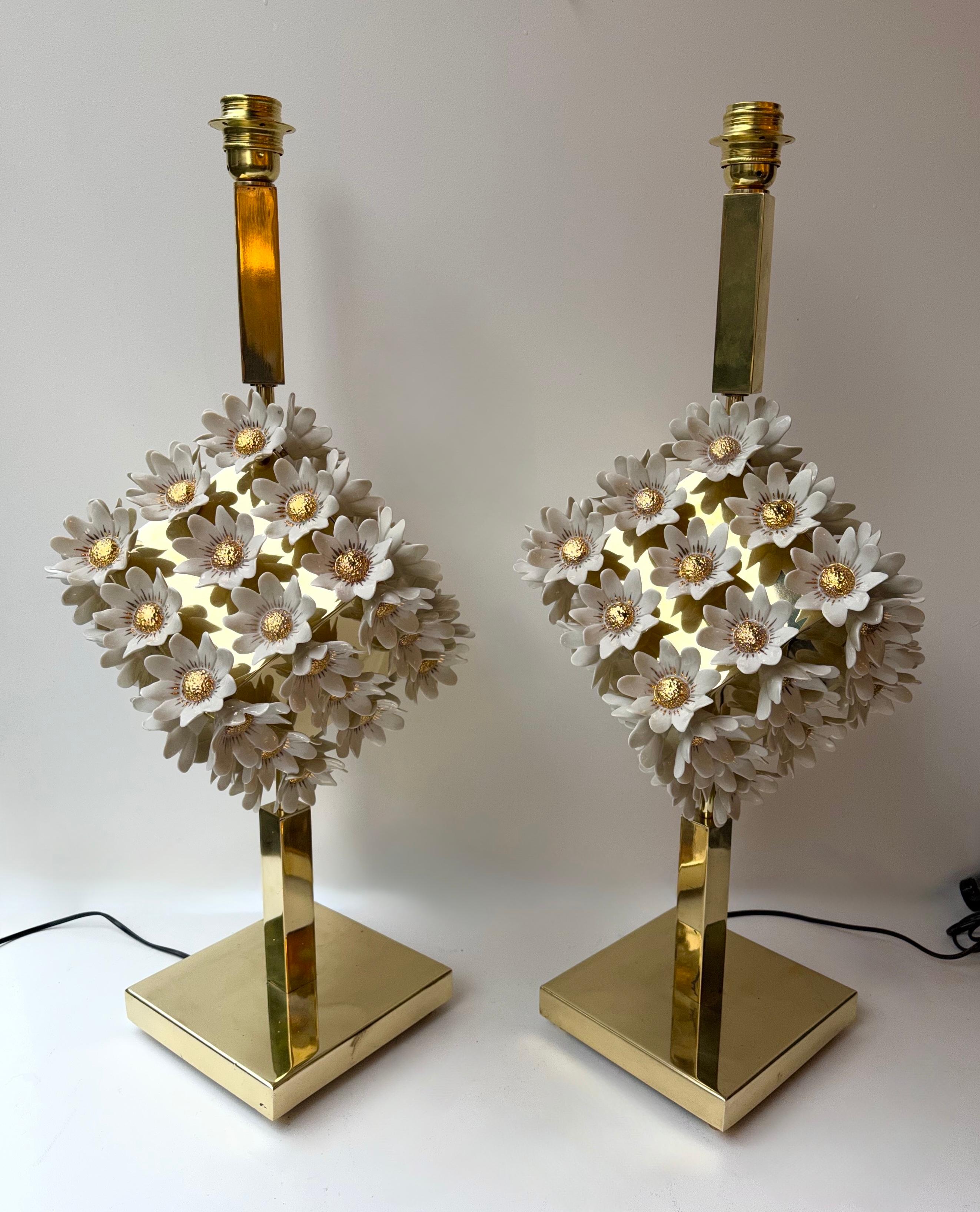 Pareja contemporánea de lámparas margarita de latón y porcelana dorada, Italia Italiano en venta