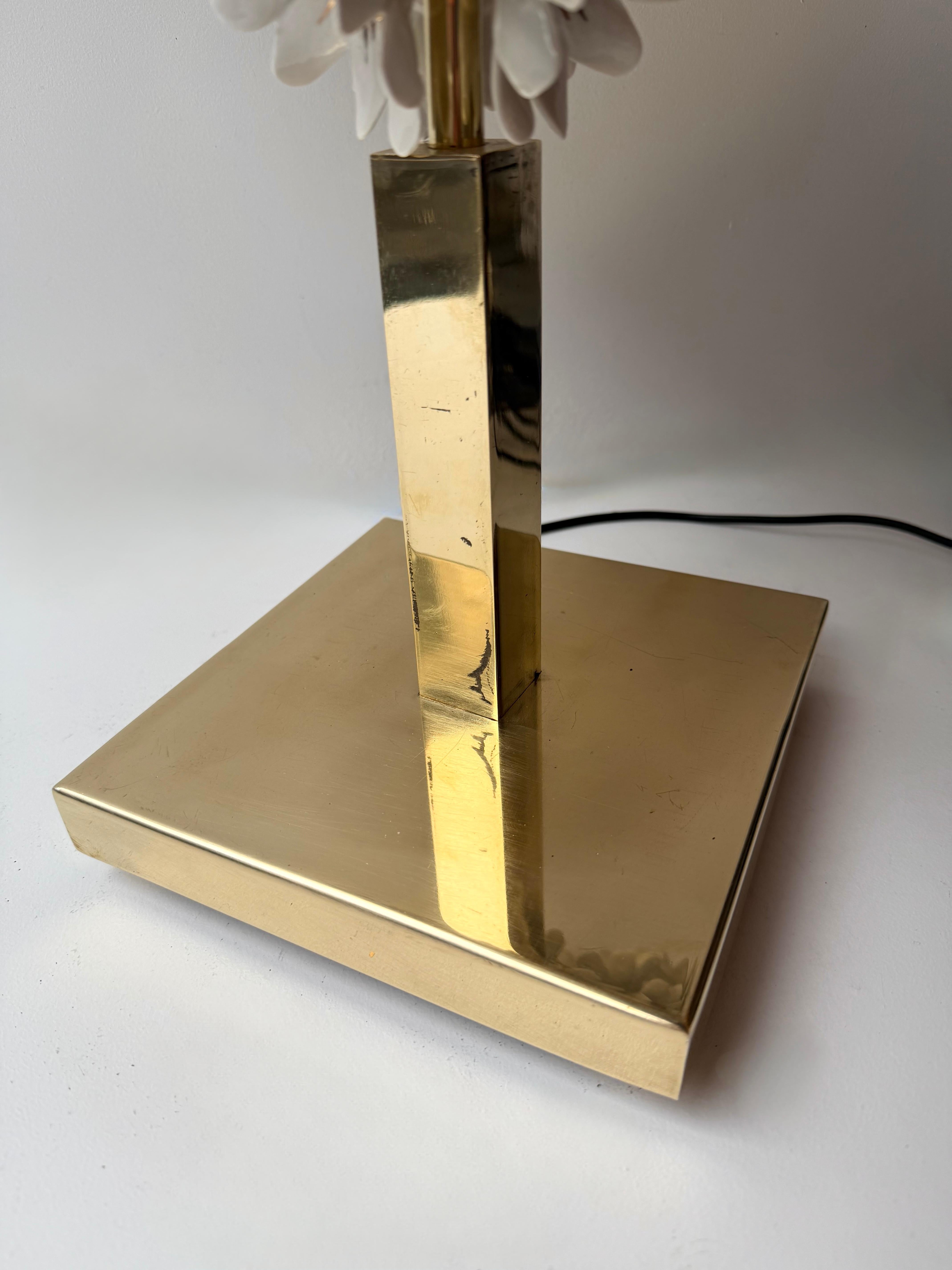 Pareja contemporánea de lámparas margarita de latón y porcelana dorada, Italia Siglo XXI y contemporáneo en venta