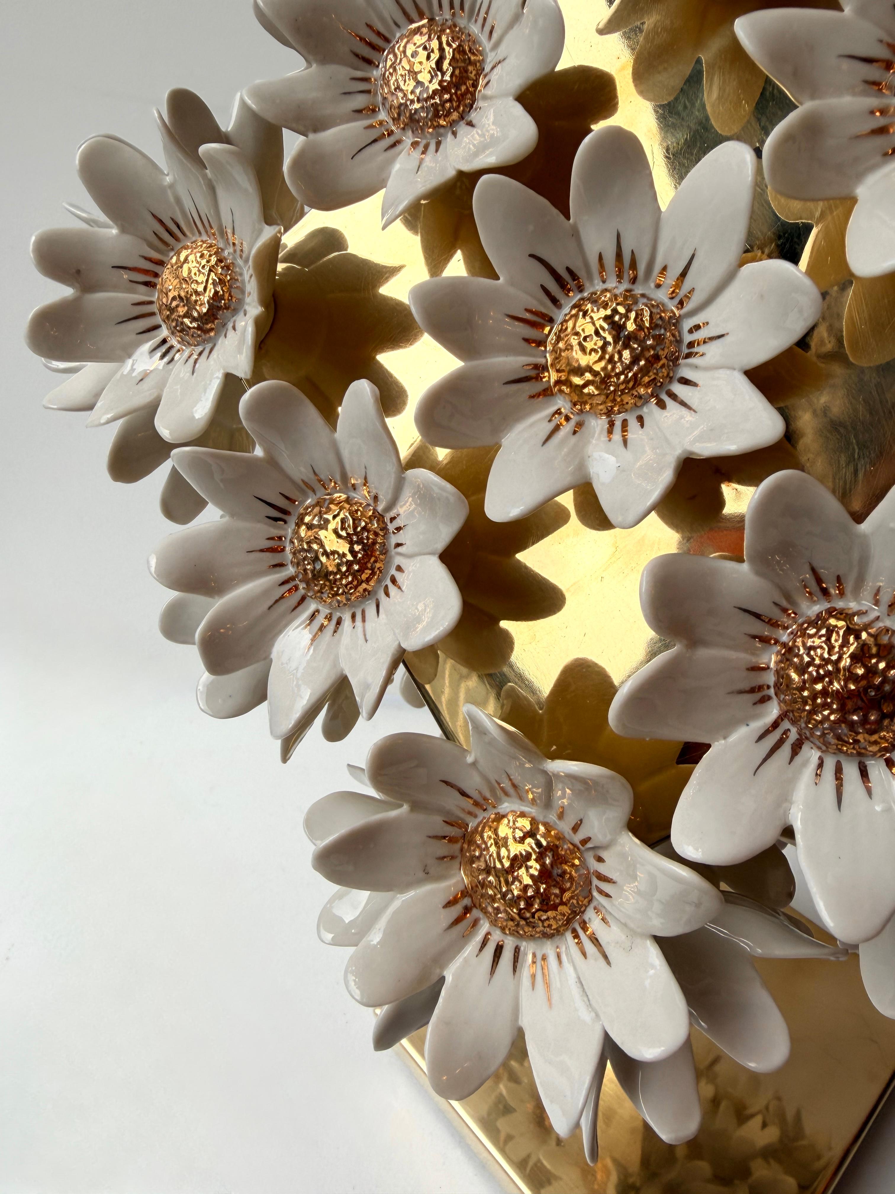 Pareja contemporánea de lámparas margarita de latón y porcelana dorada, Italia Latón en venta