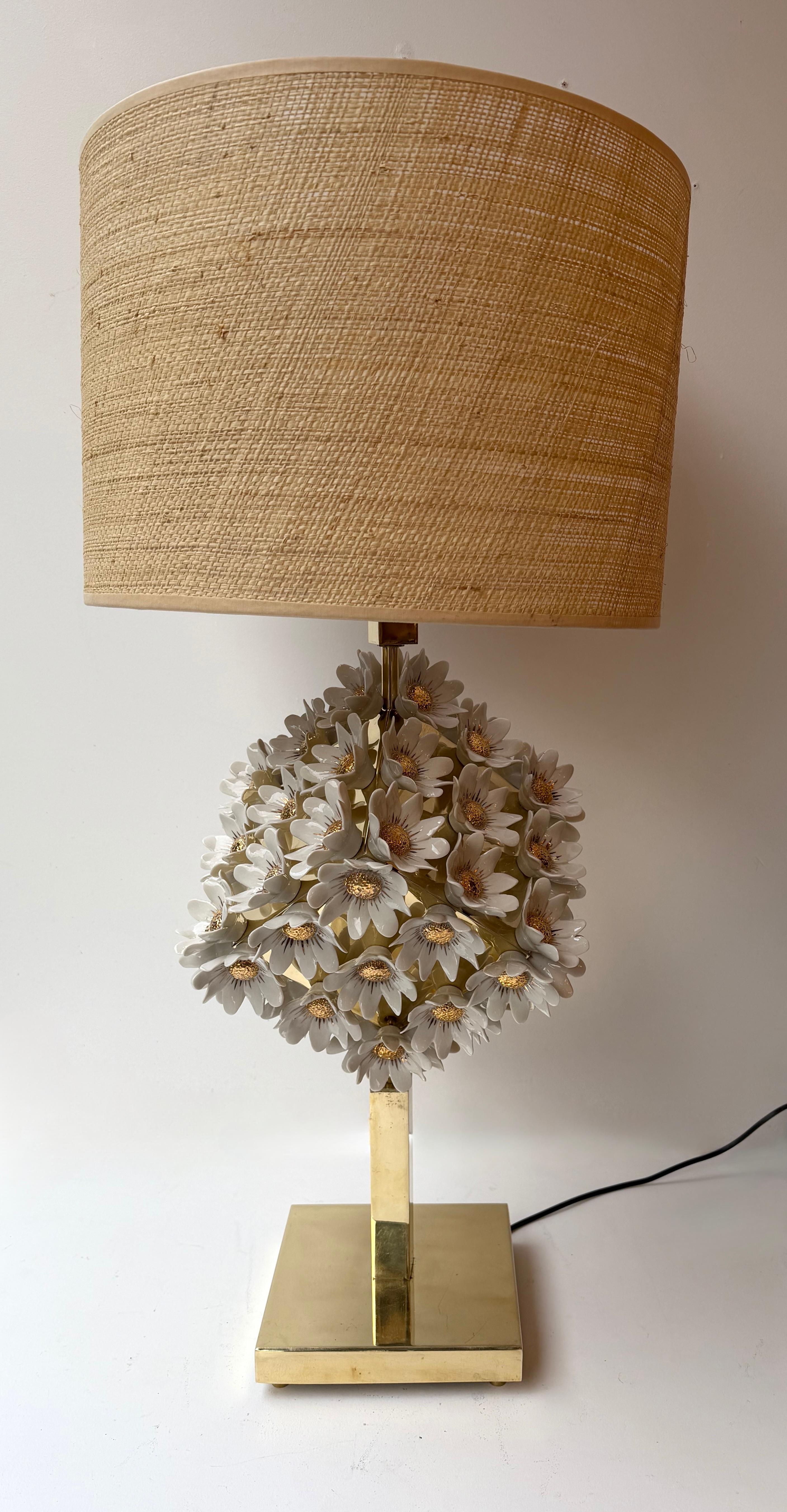 Pareja contemporánea de lámparas margarita de latón y porcelana dorada, Italia en venta 1