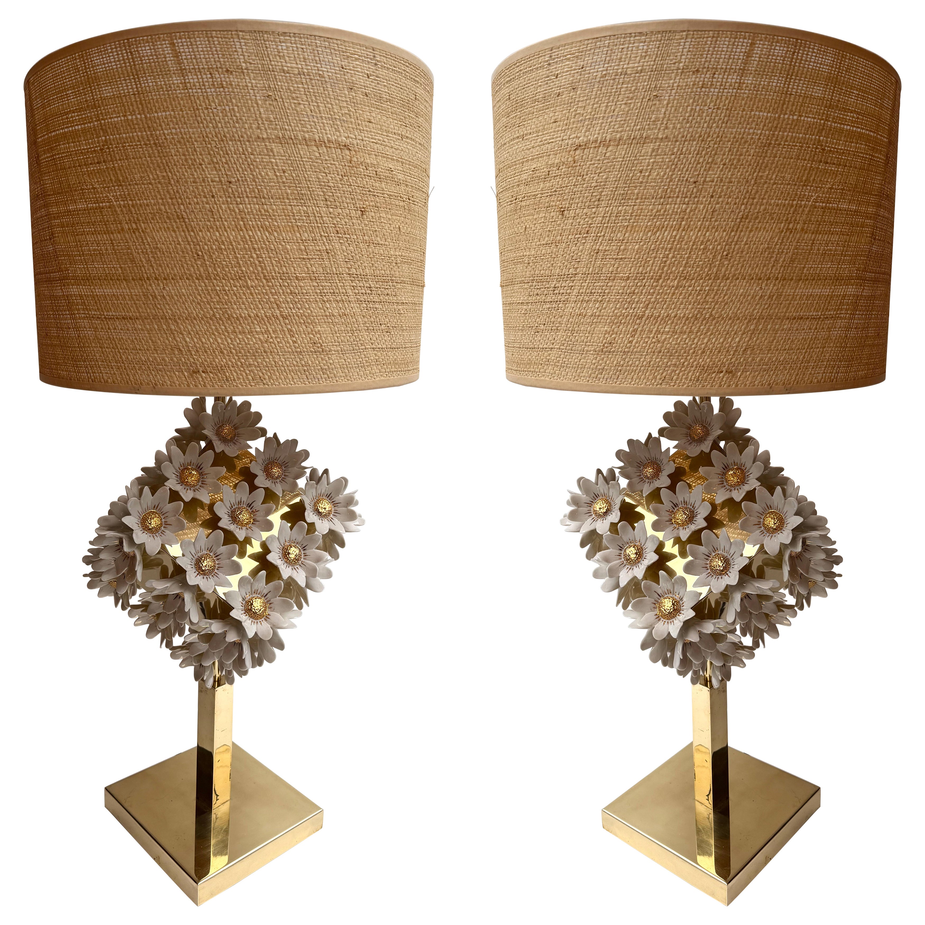 Pareja contemporánea de lámparas margarita de latón y porcelana dorada, Italia