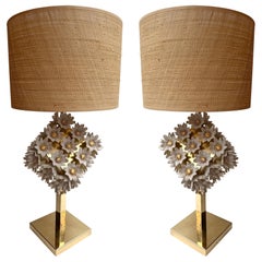 Pareja contemporánea de lámparas margarita de latón y porcelana dorada, Italia Pareja contemporánea de lámparas margarita de latón y porcelana dorada, Italia