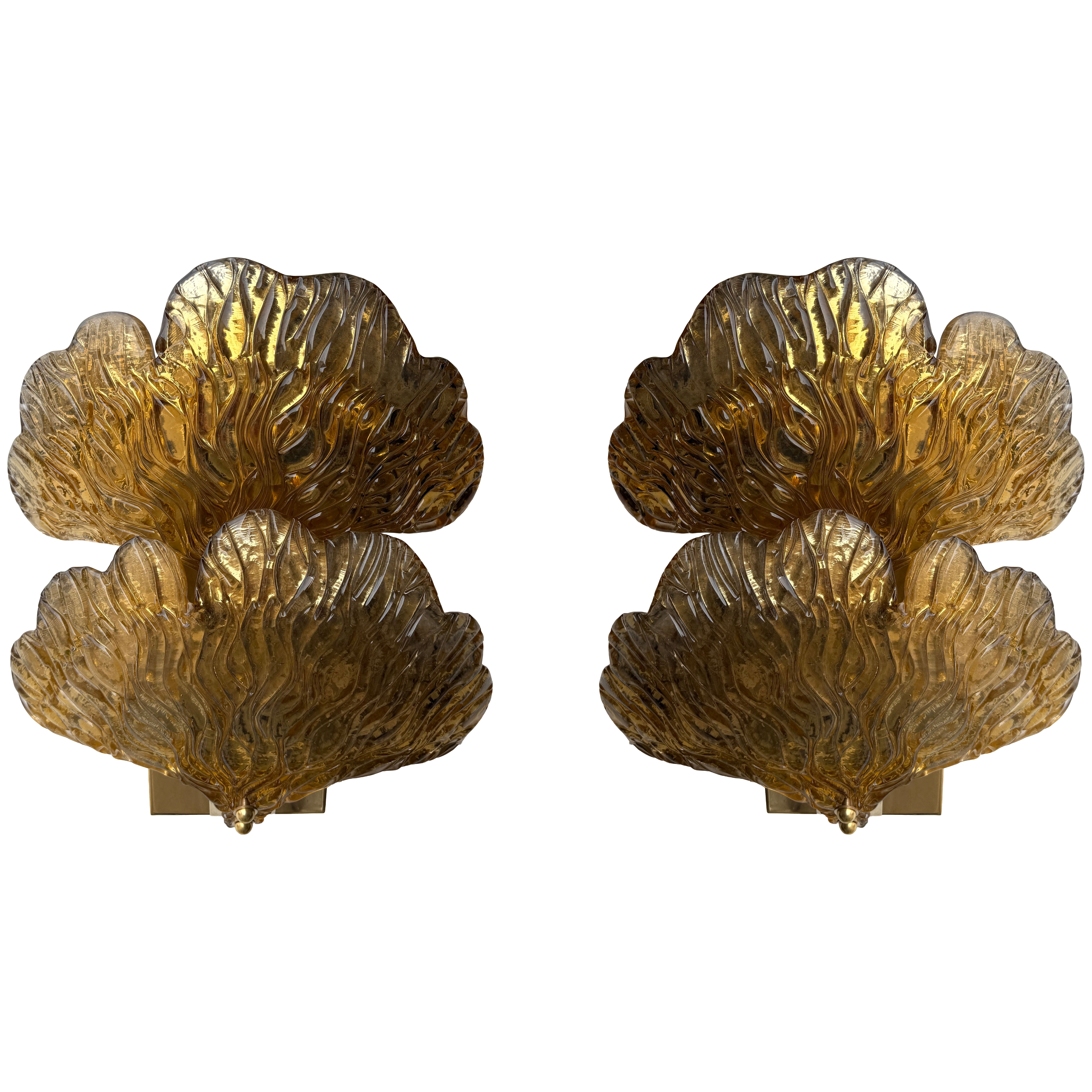 Pareja contemporánea de palmatorias de latón y cristal de Murano dorado, Italia