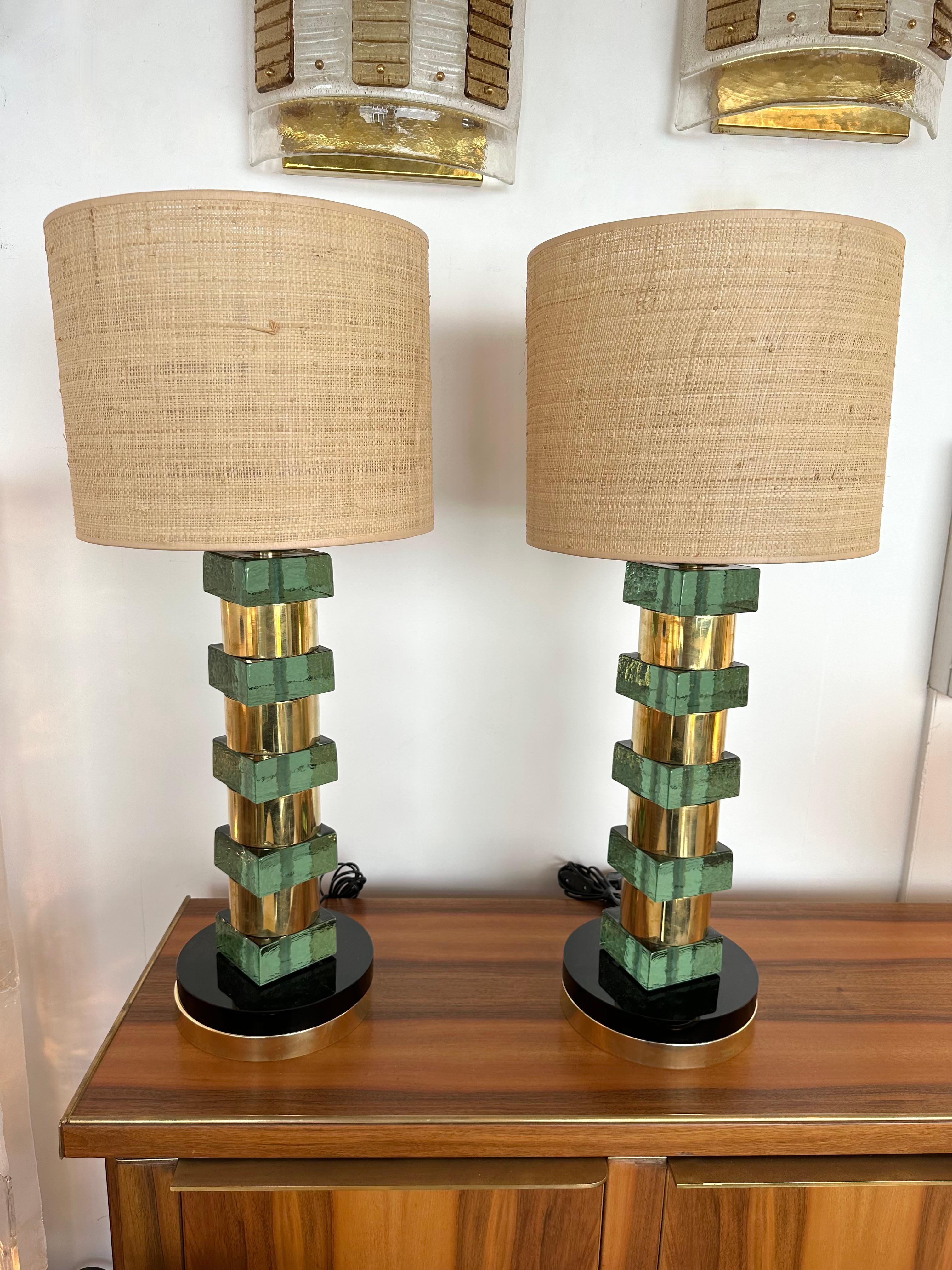 Contemporary Pair of Brass and Green Cube Murano Glass Lamps, Italy For Sale 5