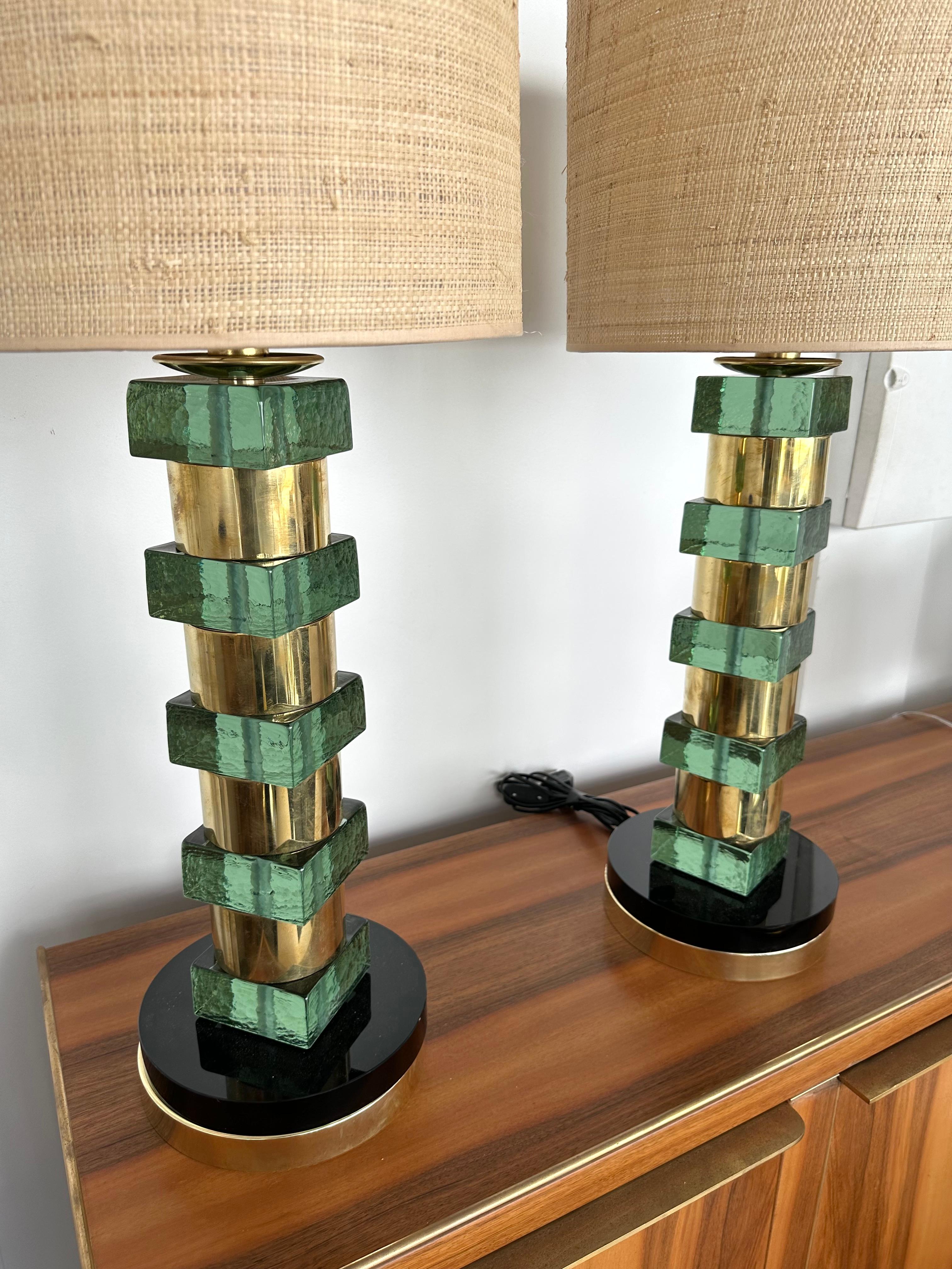 Contemporary Pair of Brass and Green Cube Murano Glass Lamps, Italien im Angebot 5