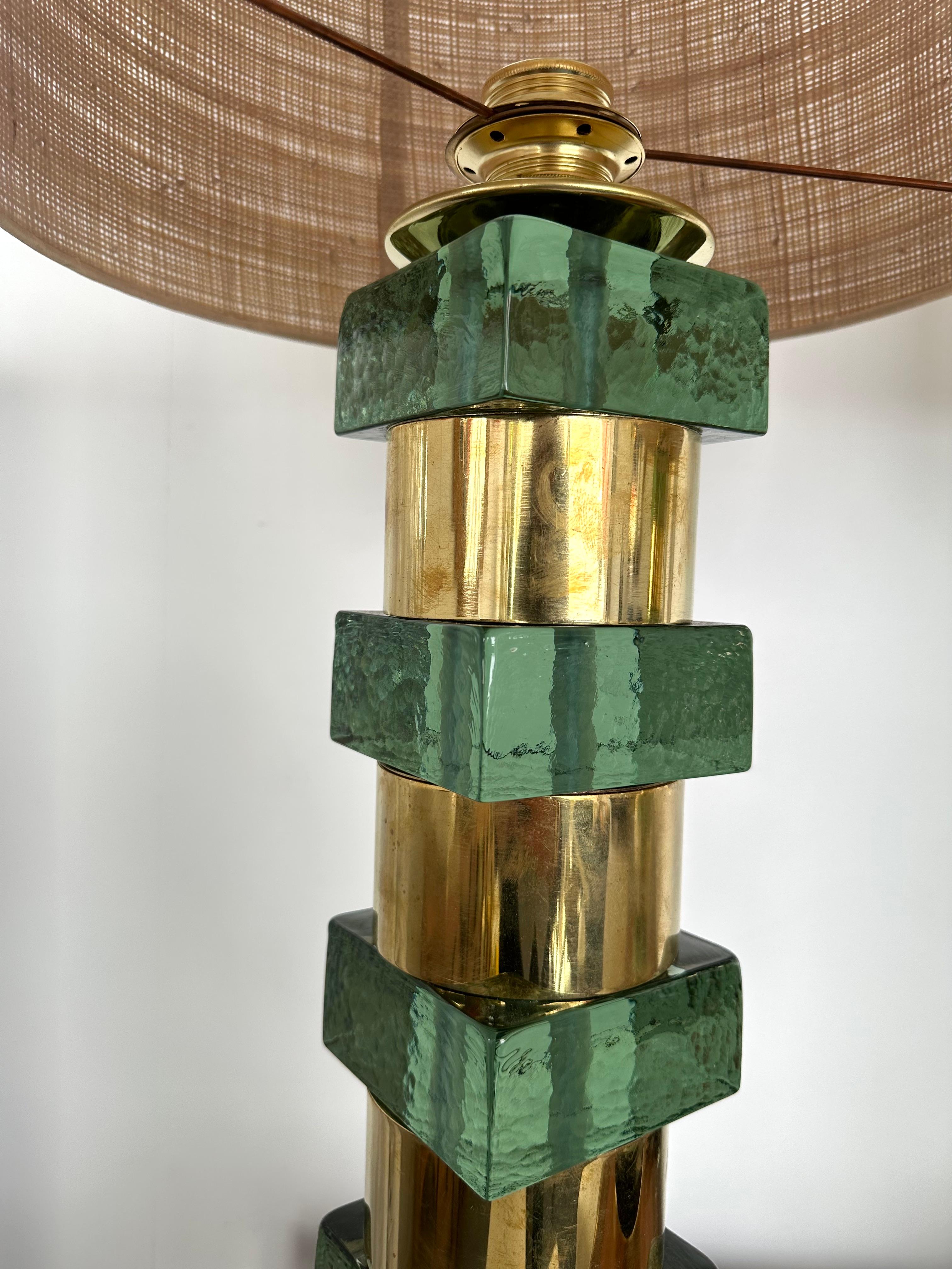 Pair of table or bedside brass lamps, green cube Murano glass. Contemporary work from a small italian artisanal workshop in a Mid-Century Modern Space Age Hollywood Regency, 1970s, 1980s mood.

Demo Shades are not included.
Measurements in