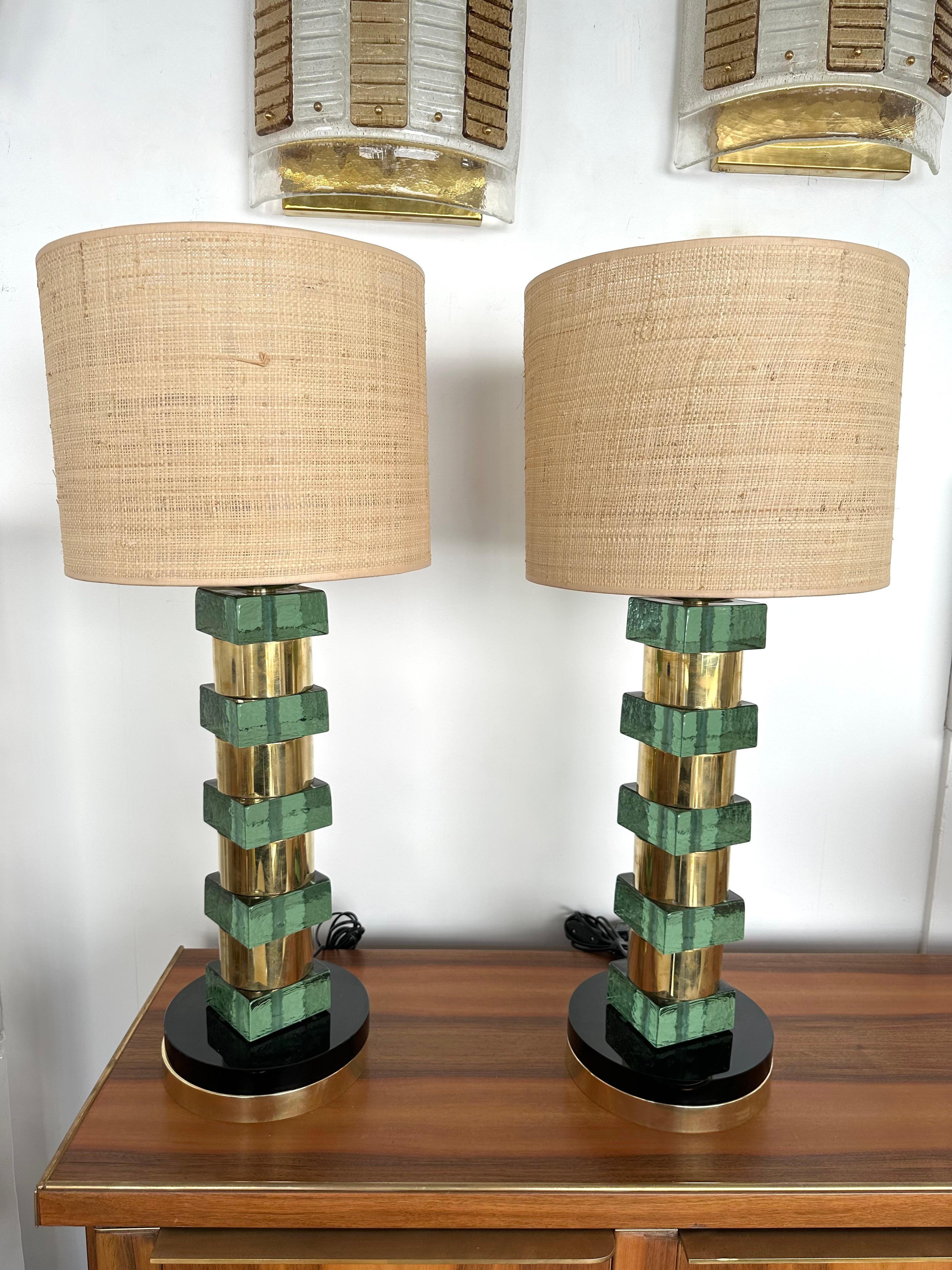 Contemporary Pair of Brass and Green Cube Murano Glass Lamps, Italy In New Condition For Sale In SAINT-OUEN, FR