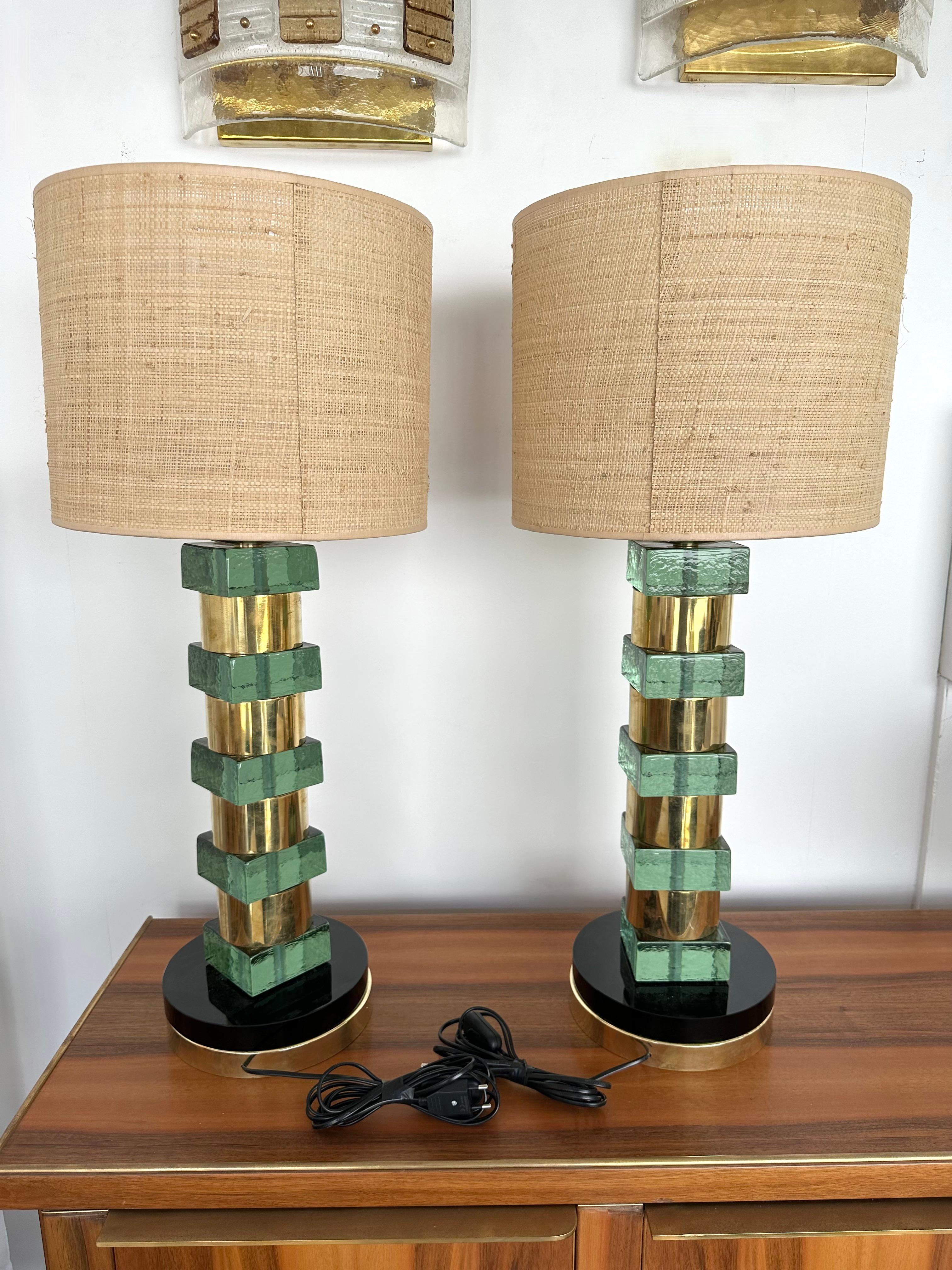 Contemporary Pair of Brass and Green Cube Murano Glass Lamps, Italien (Messing) im Angebot
