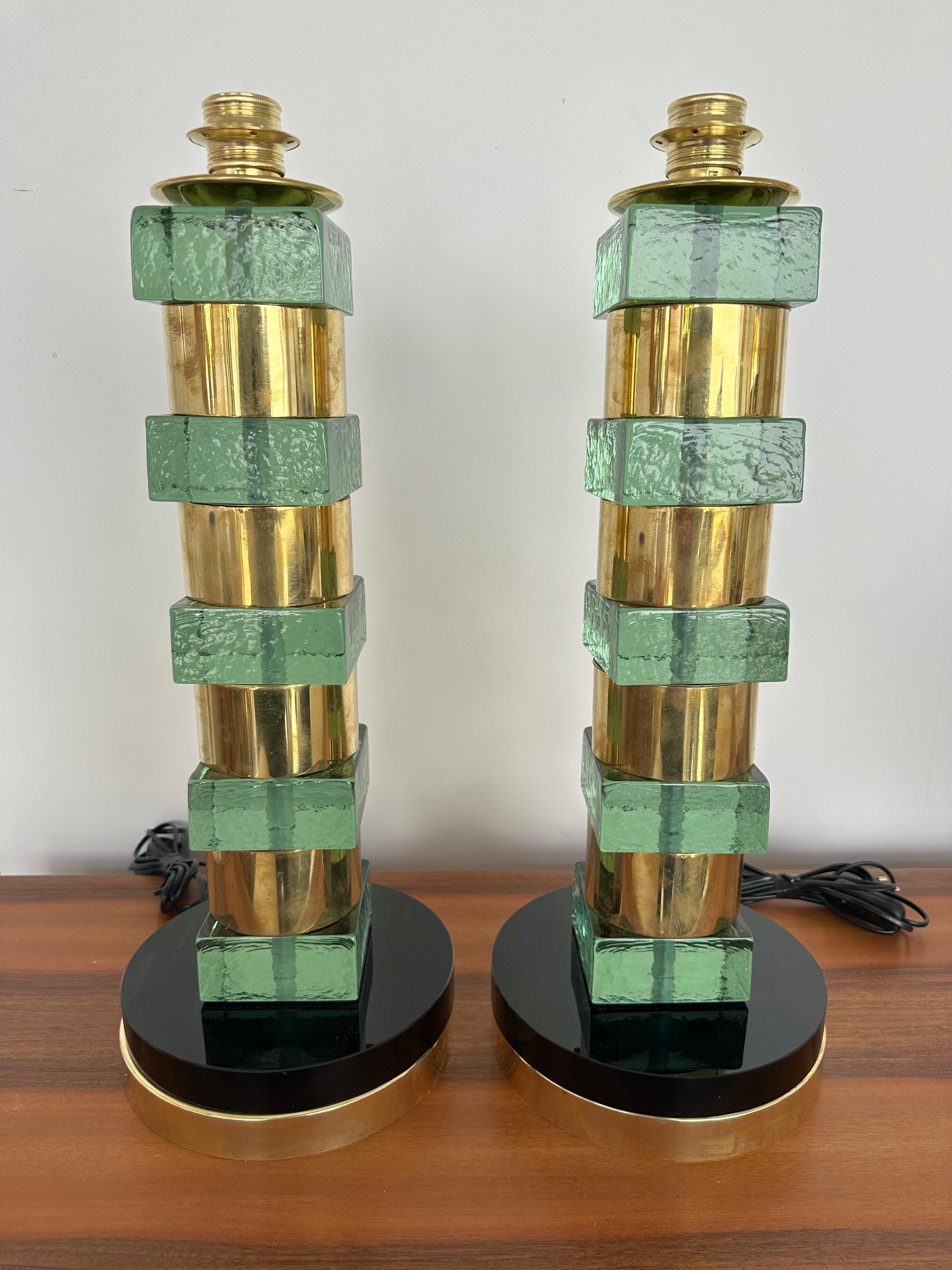 Contemporary Pair of Brass and Green Cube Murano Glass Lamps, Italien im Angebot 2