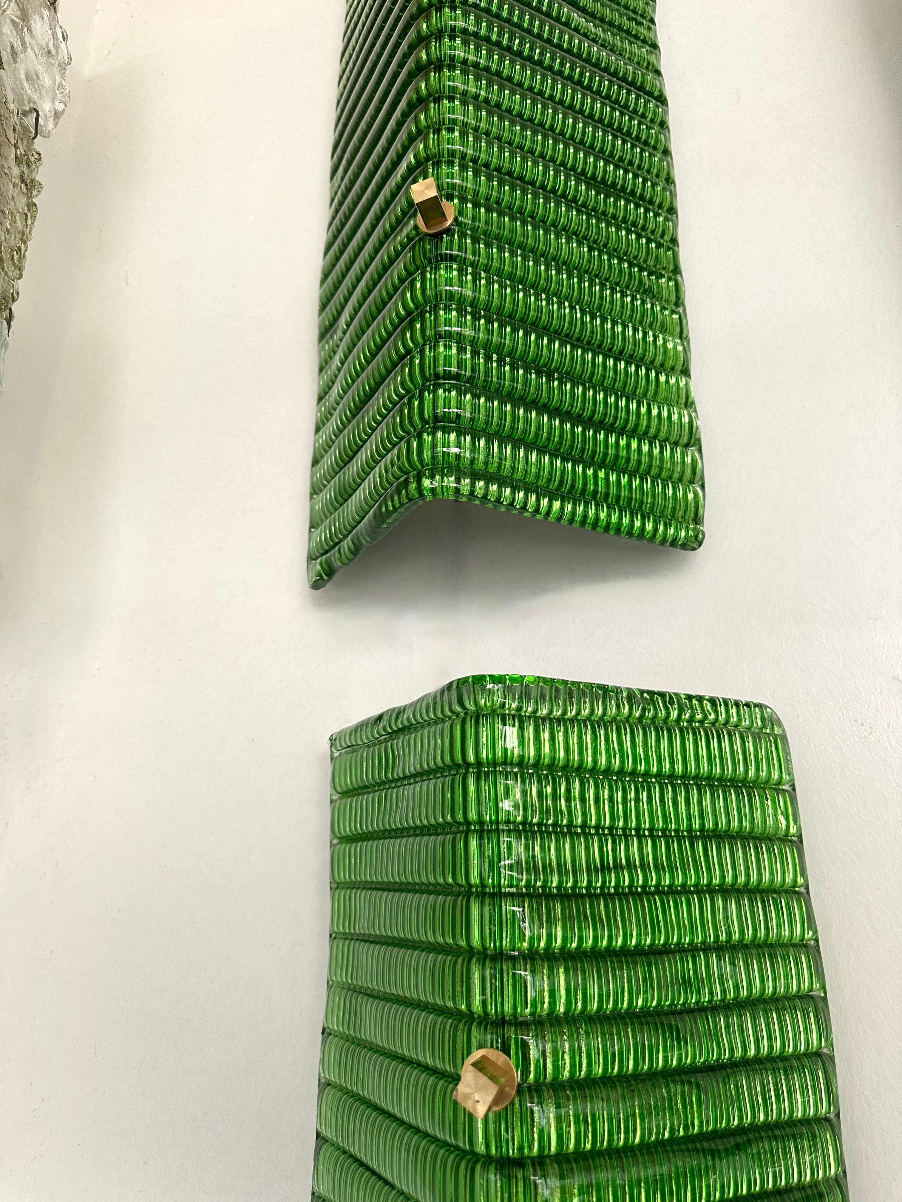 Contemporary Pair of Brass and Green Folded Leaf Murano Glass Sconces, Italy For Sale 8
