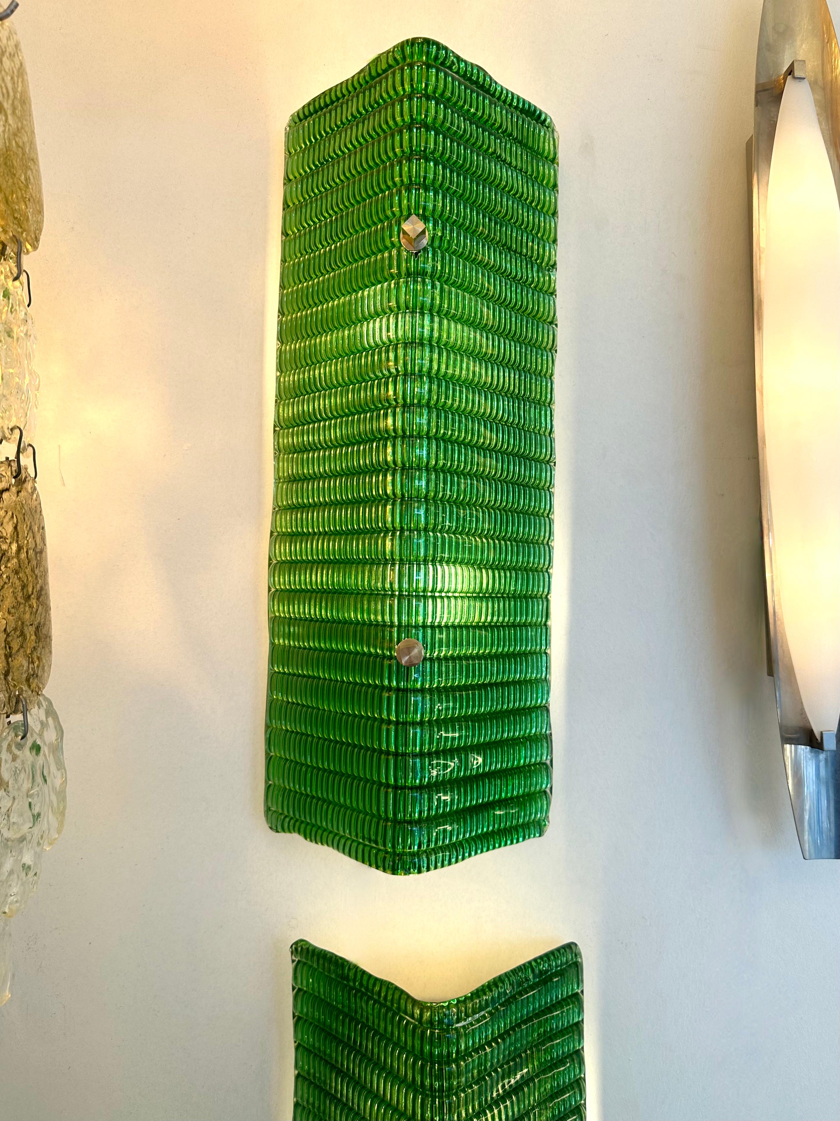 Contemporary Pair of Brass and Green Folded Leaf Murano Glass Sconces, Italy In New Condition For Sale In SAINT-OUEN, FR