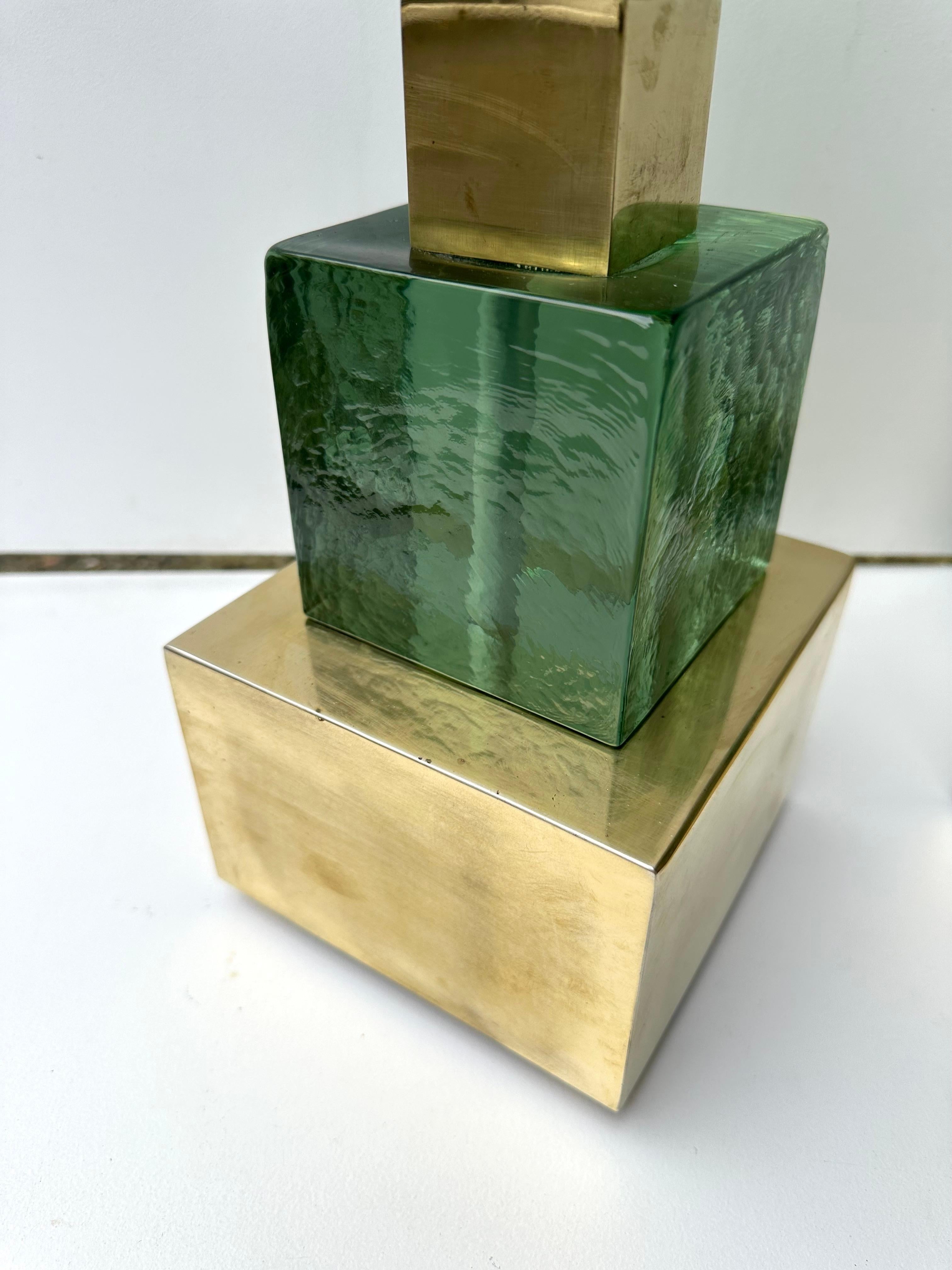 Pair of table or bedside brass lamps and green Murano glass cube. Contemporary work from a small italian artisanal workshop in a Mid-Century Modern Space Age Hollywood Regency mood.

Demo shades are not included
Measurements in description with demo