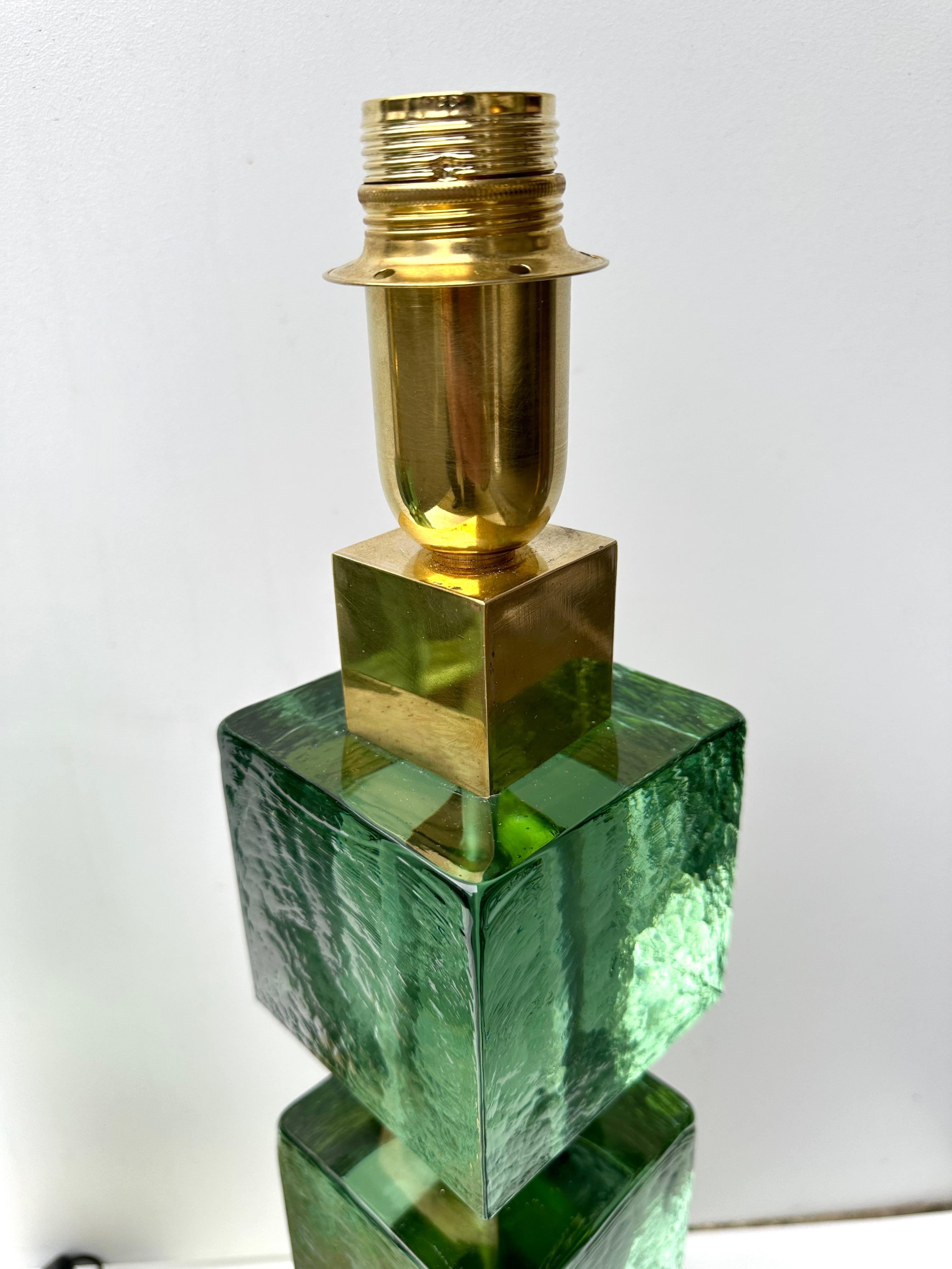 Mid-Century Modern Contemporary Pair of Brass and Green Murano Glass Cube Lamps, Italy For Sale