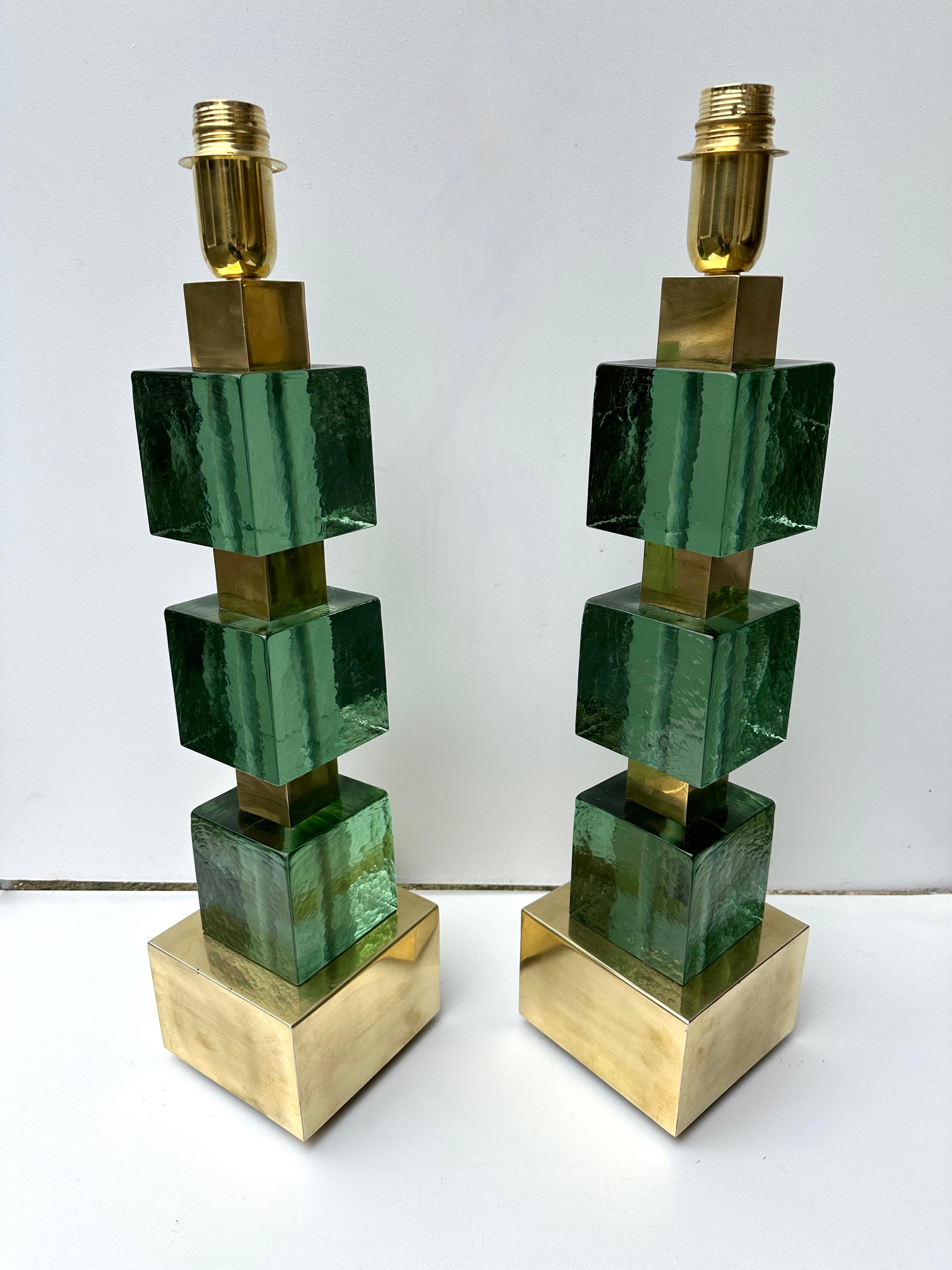Italian Contemporary Pair of Brass and Green Murano Glass Cube Lamps, Italy For Sale