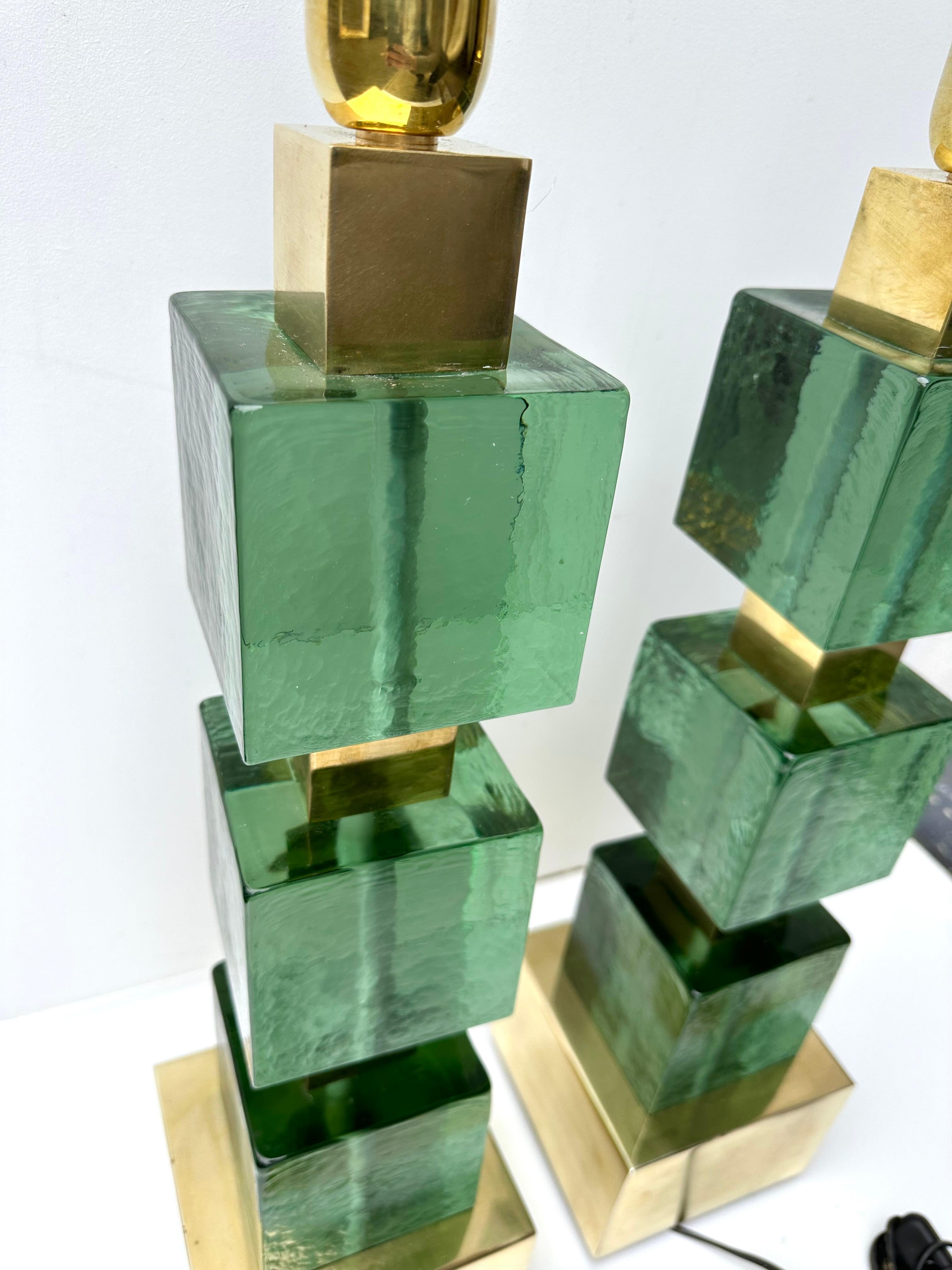 Contemporary Pair of Brass and Green Murano Glass Cube Lamps, Italy For Sale 3