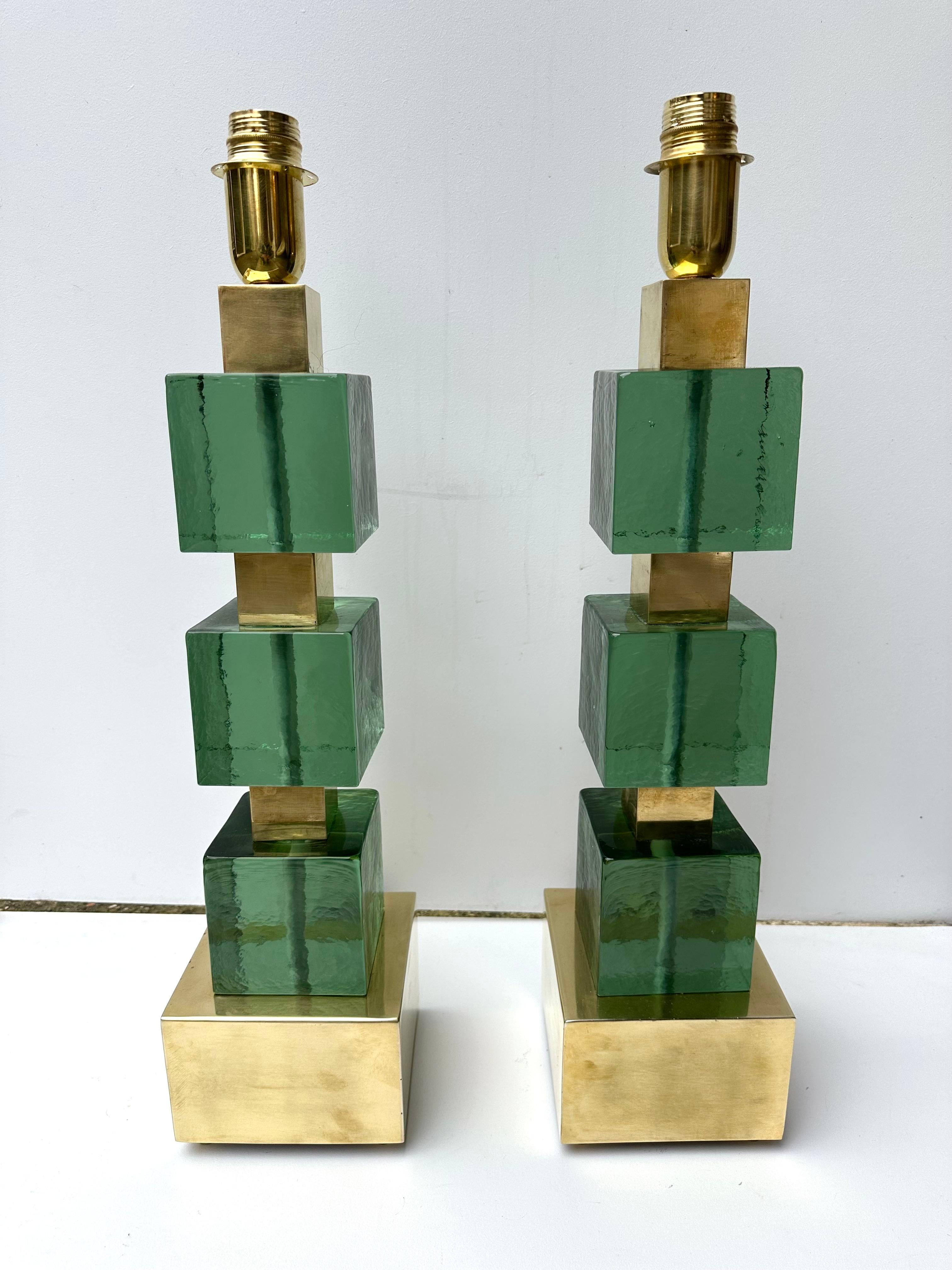 Contemporary Pair of Brass and Green Murano Glass Cube Lamps, Italy For Sale 4