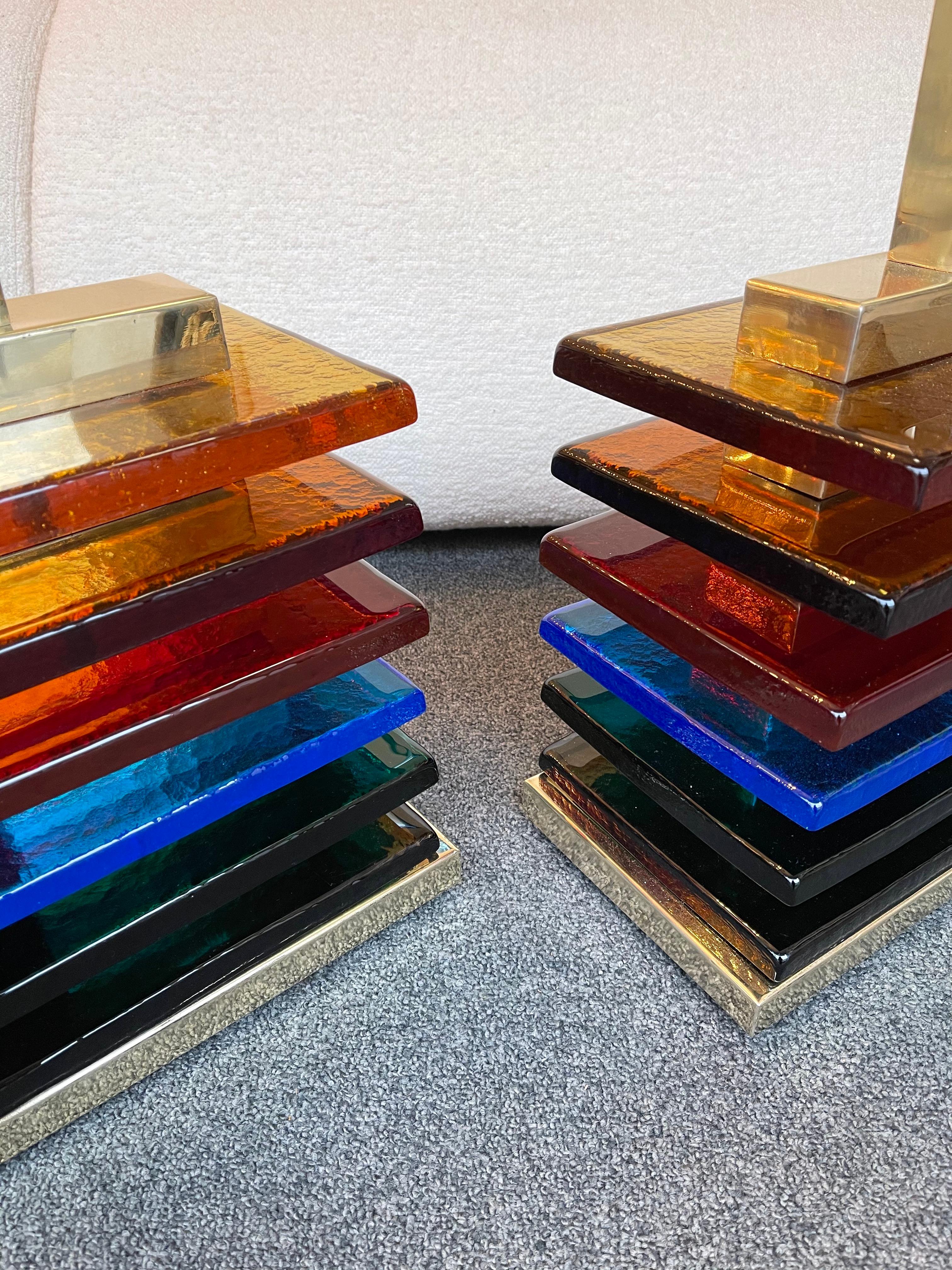 Laiton Paire de lampes contemporaines en laiton et verre de Murano à lame multicolore, Italie en vente
