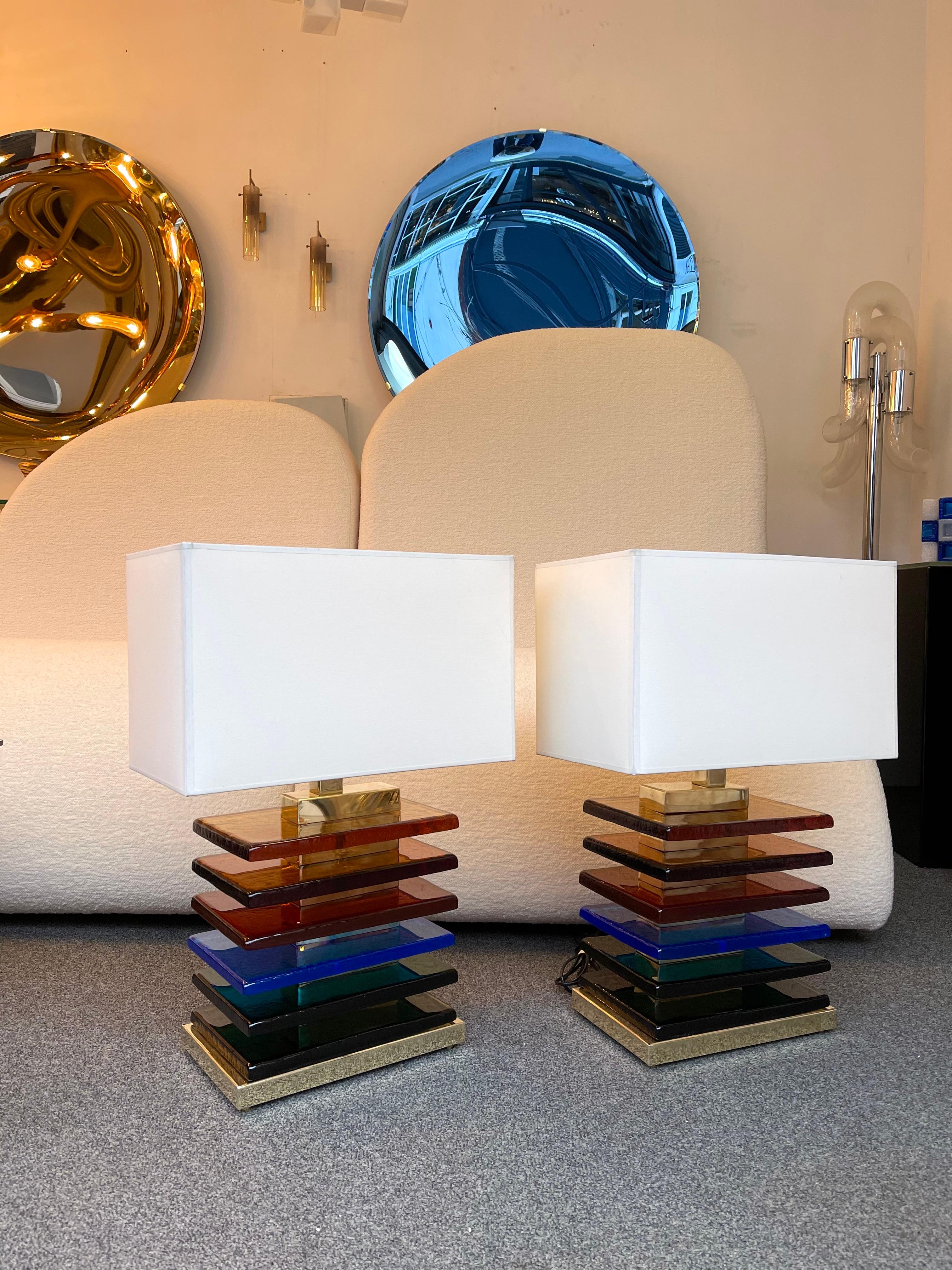 Paire de lampes contemporaines en laiton et verre de Murano à lame multicolore, Italie en vente 2