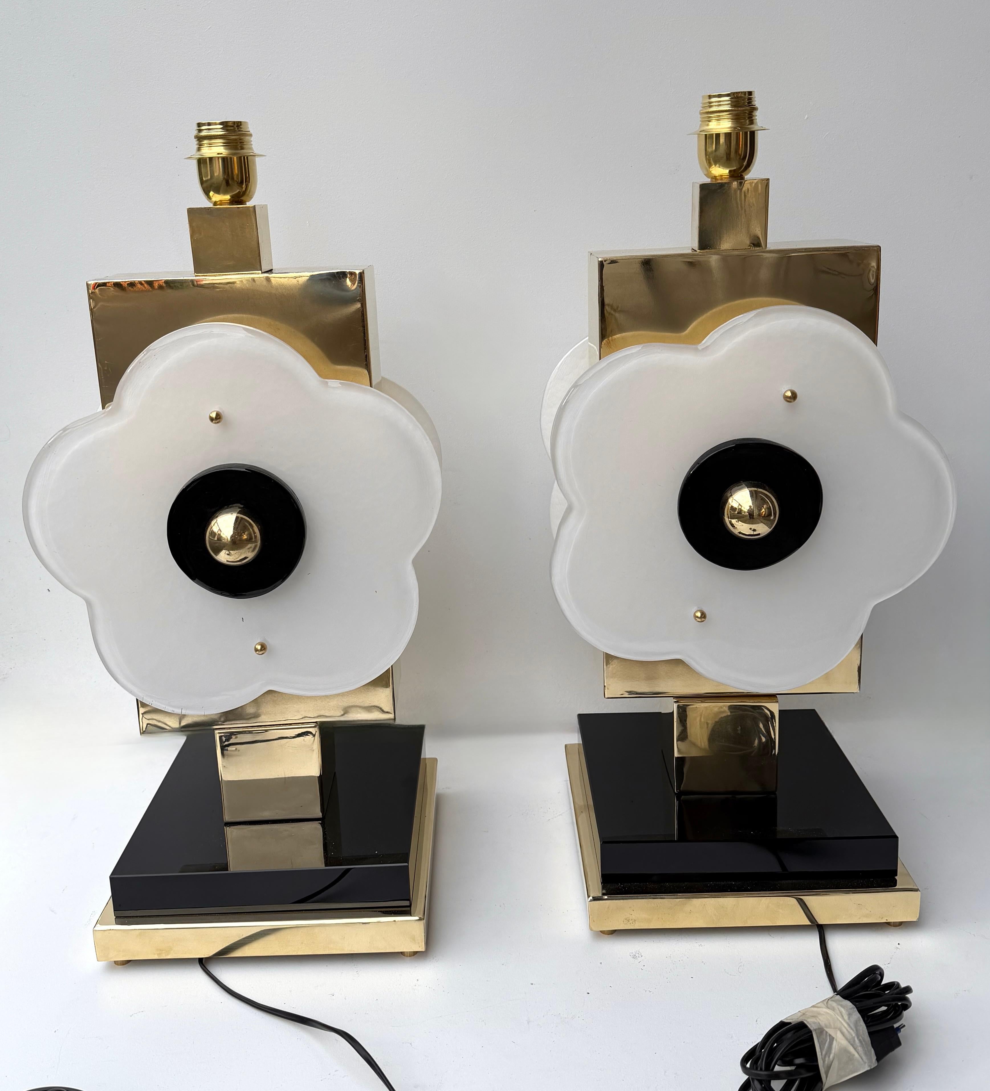 Pareja Contemporánea de Lámparas Grandes Flores de Latón y Cristal de Murano, Italia en venta 4