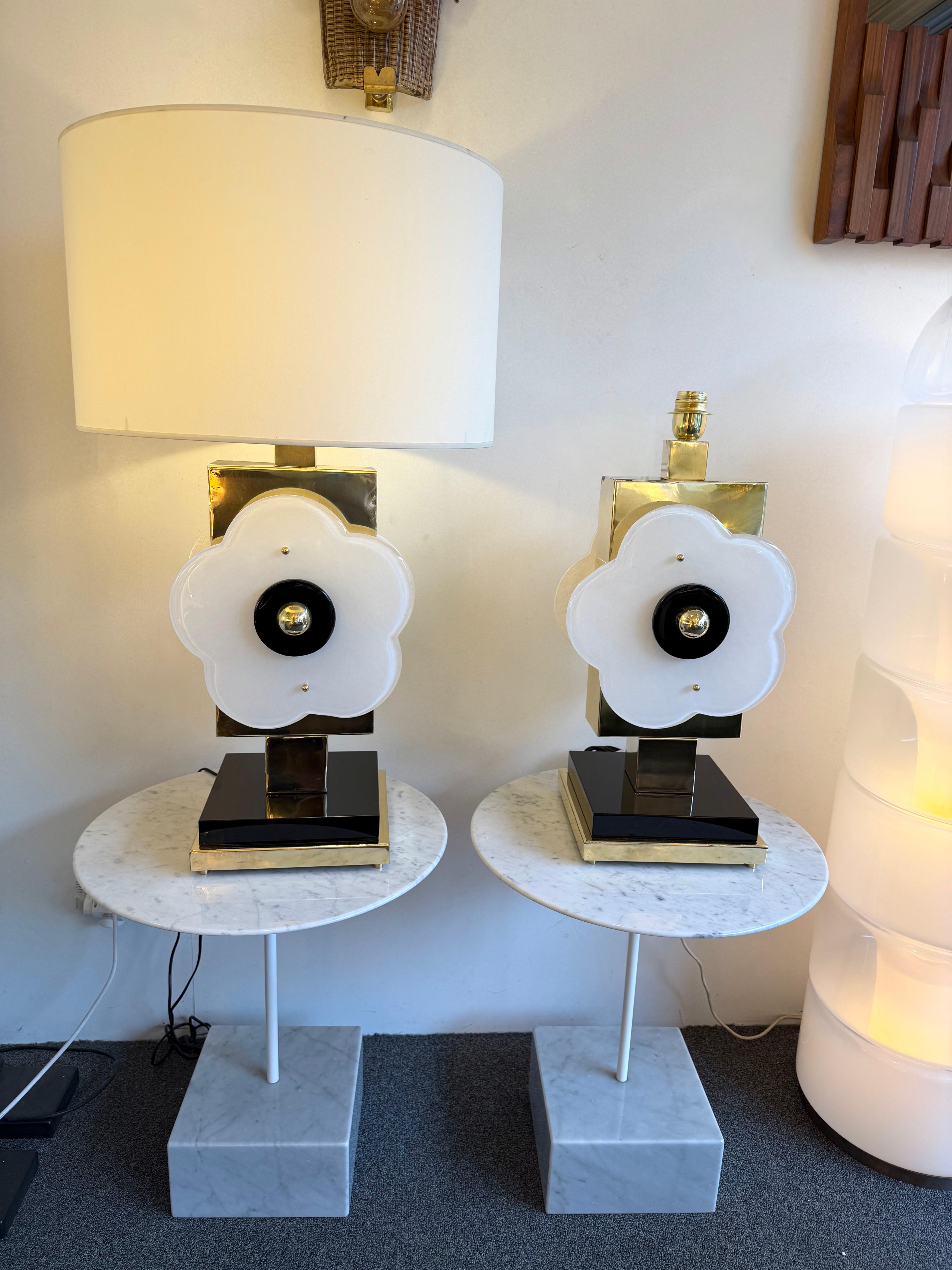 Pareja Contemporánea de Lámparas Grandes Flores de Latón y Cristal de Murano, Italia Moderno de mediados de siglo en venta