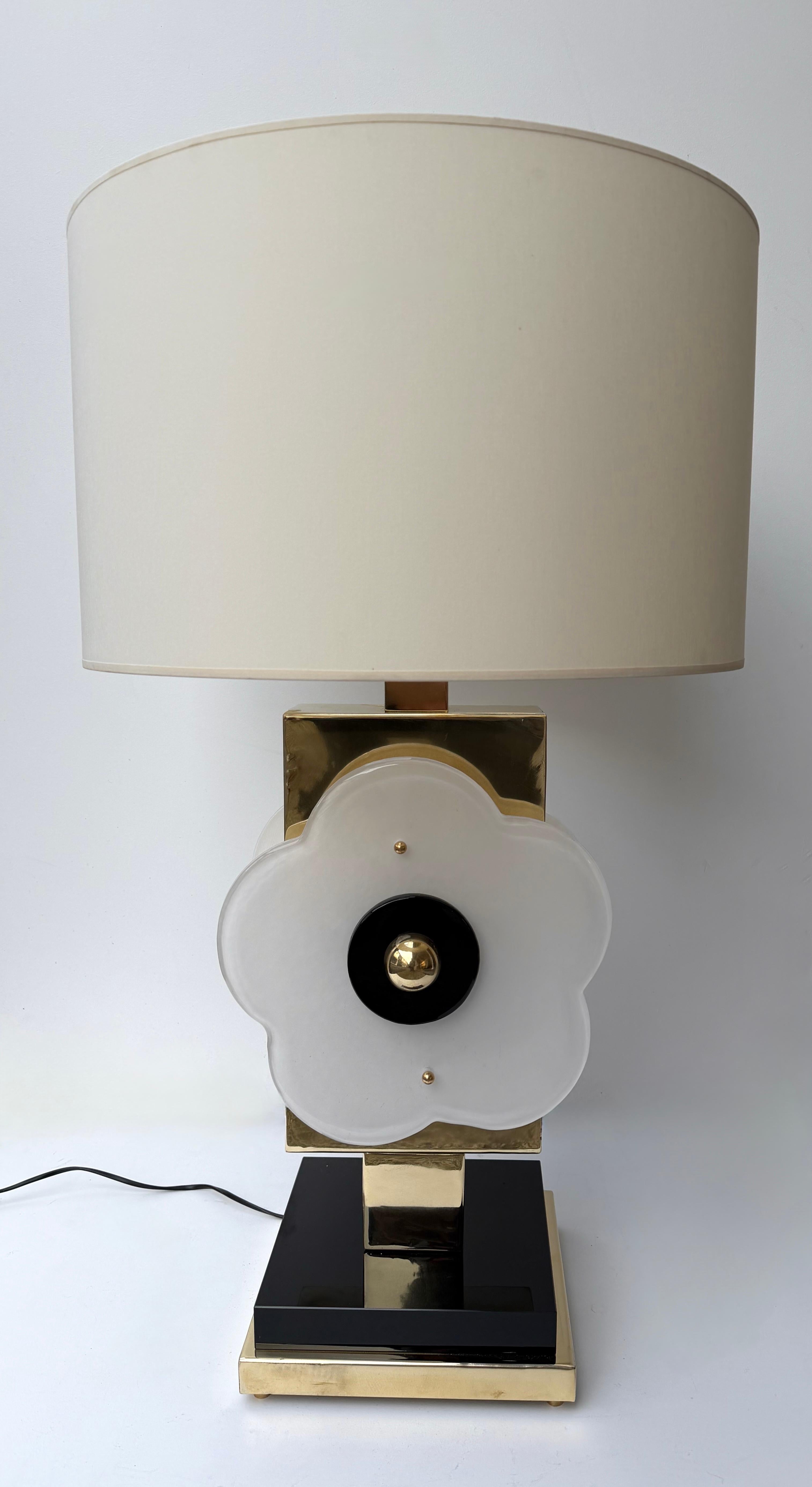 Pareja Contemporánea de Lámparas Grandes Flores de Latón y Cristal de Murano, Italia Italiano en venta