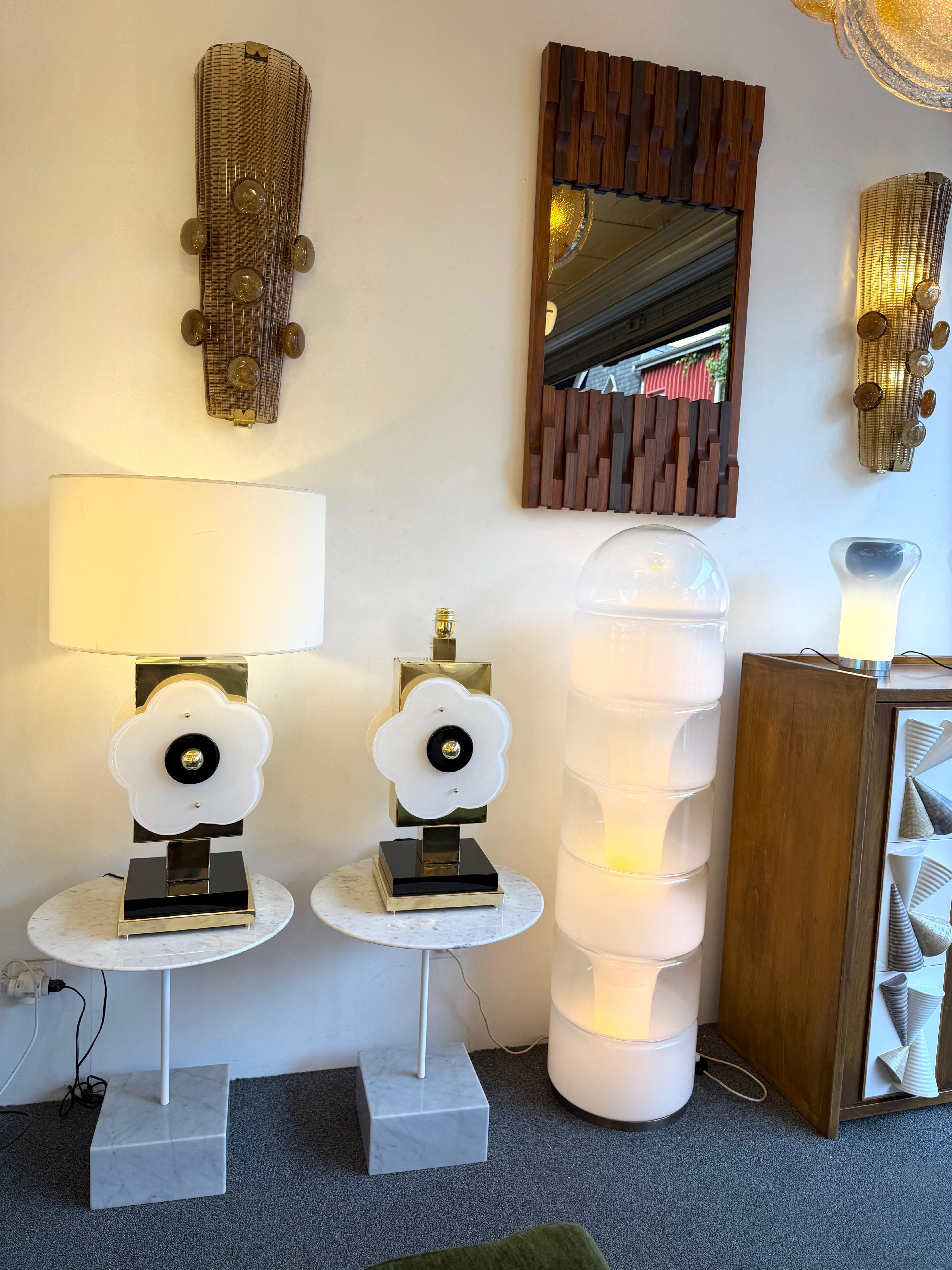 Pareja Contemporánea de Lámparas Grandes Flores de Latón y Cristal de Murano, Italia Siglo XXI y contemporáneo en venta