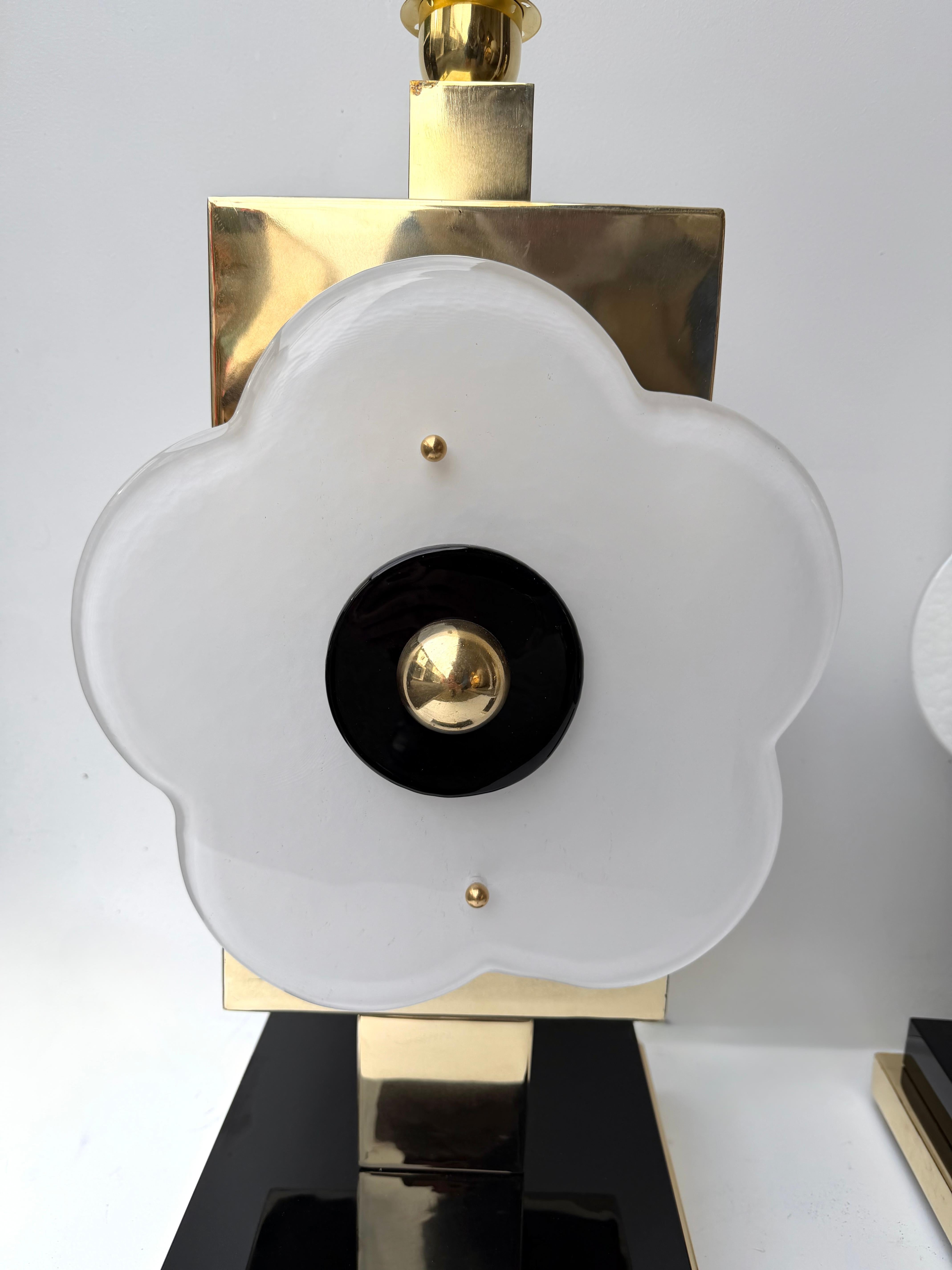 Pareja Contemporánea de Lámparas Grandes Flores de Latón y Cristal de Murano, Italia en venta 1