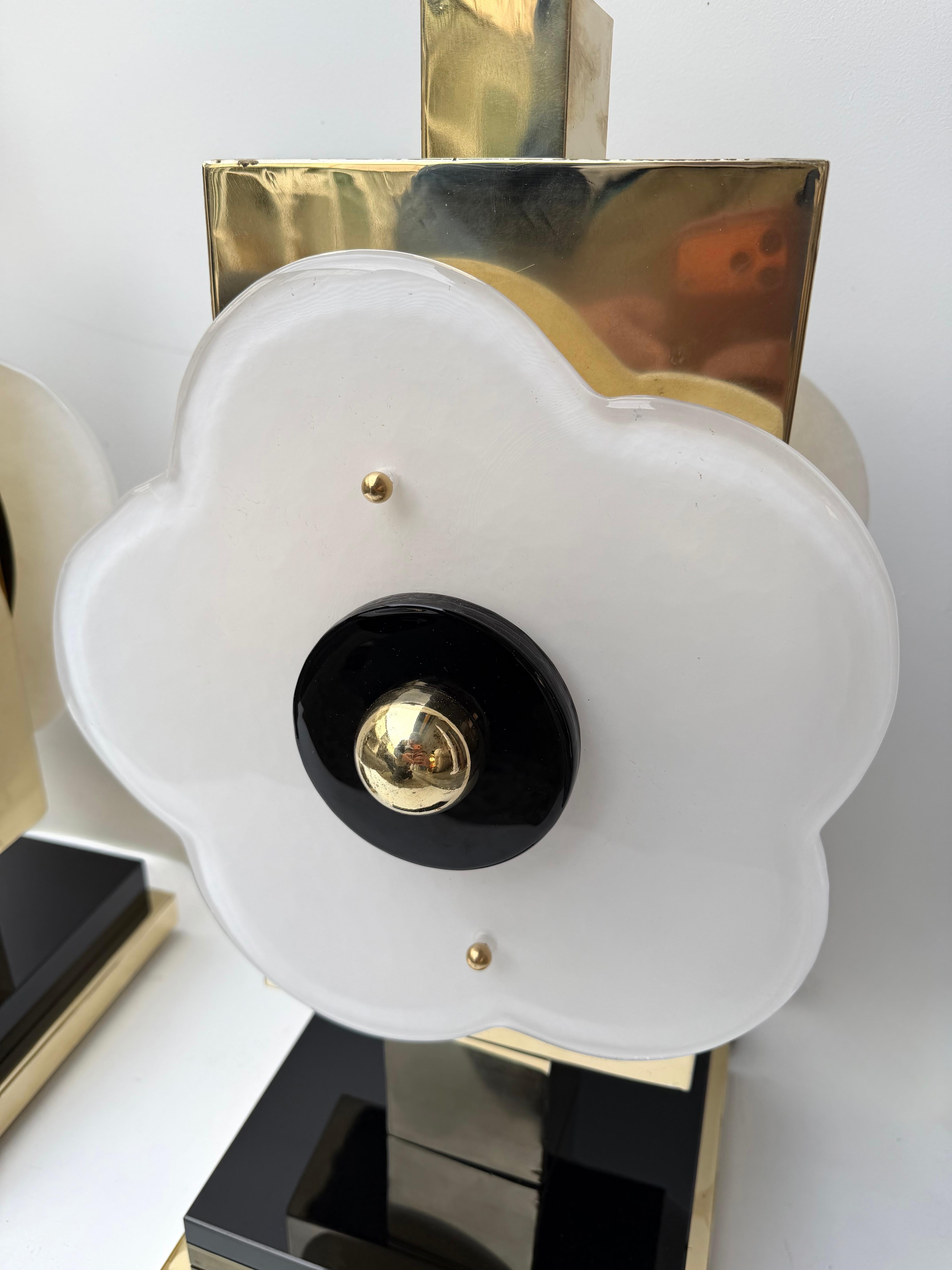 Pareja Contemporánea de Lámparas Grandes Flores de Latón y Cristal de Murano, Italia en venta 2