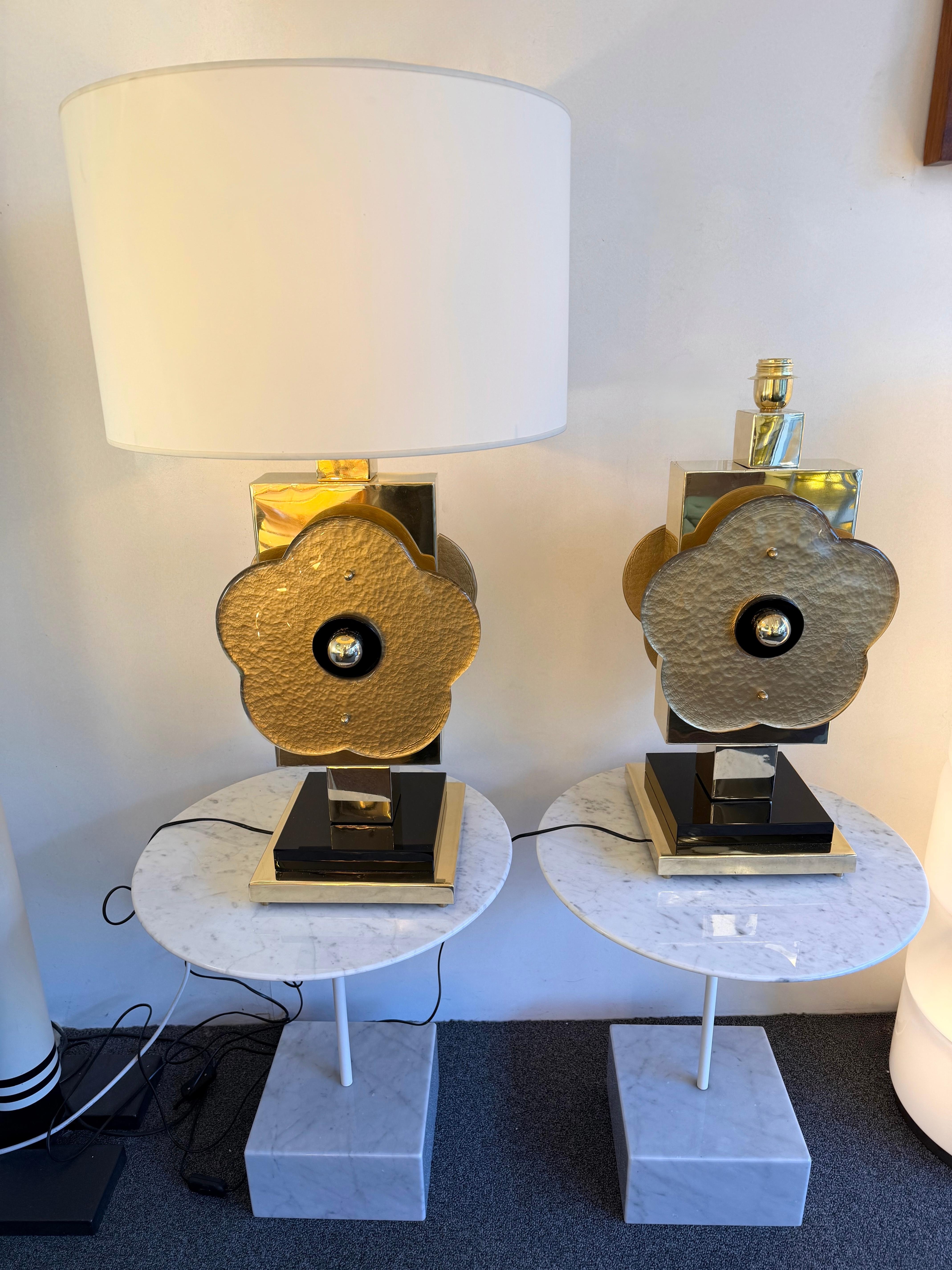 Pareja Contemporánea de Lámparas de Latón y Cristal de Murano Grandes Flores Doradas, Italia Moderno de mediados de siglo en venta