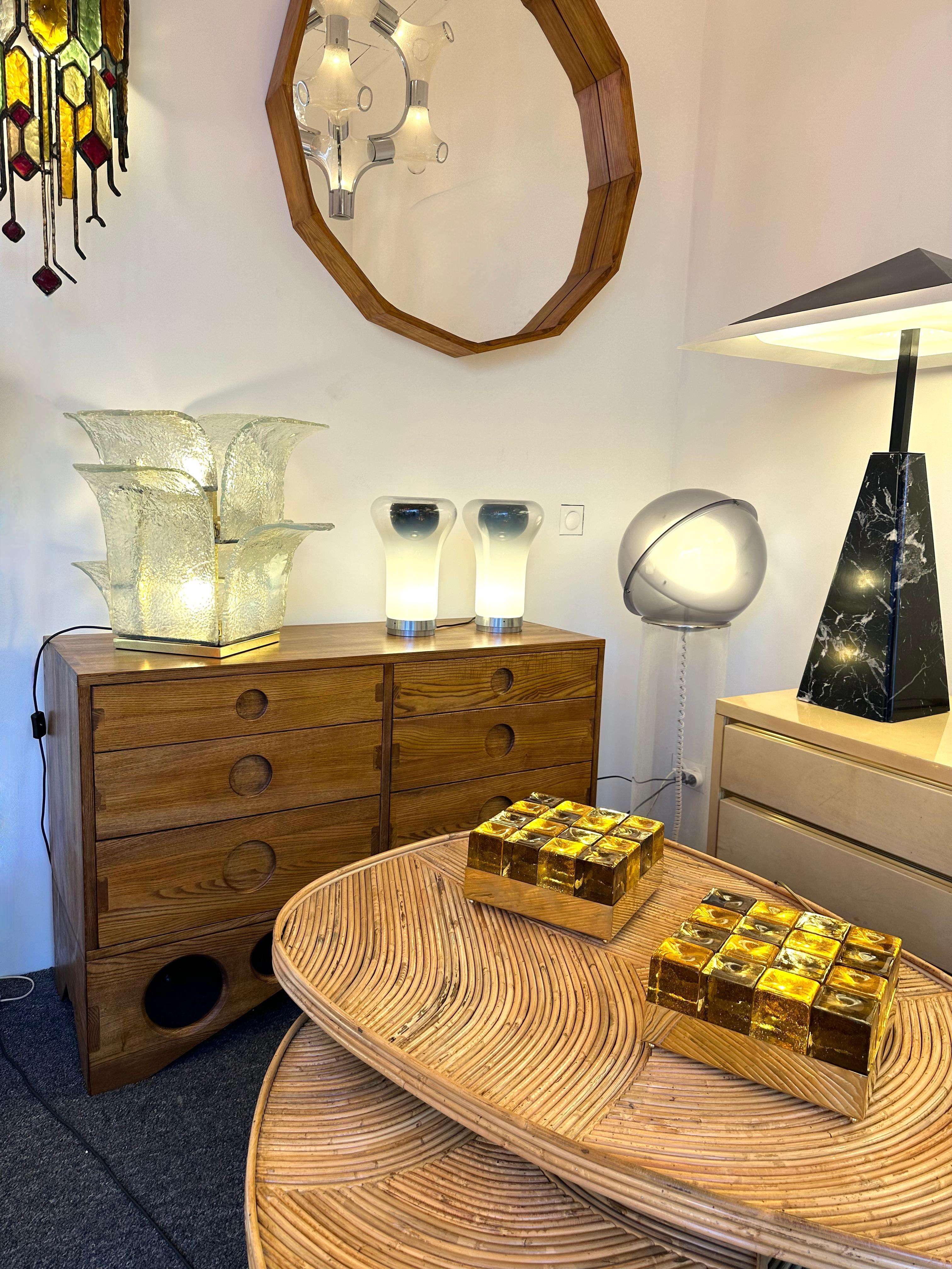 Zeitgenössisches Paar Würfel-Intarsienlampen aus Messing und Muranoglas, Italien (Moderne der Mitte des Jahrhunderts) im Angebot
