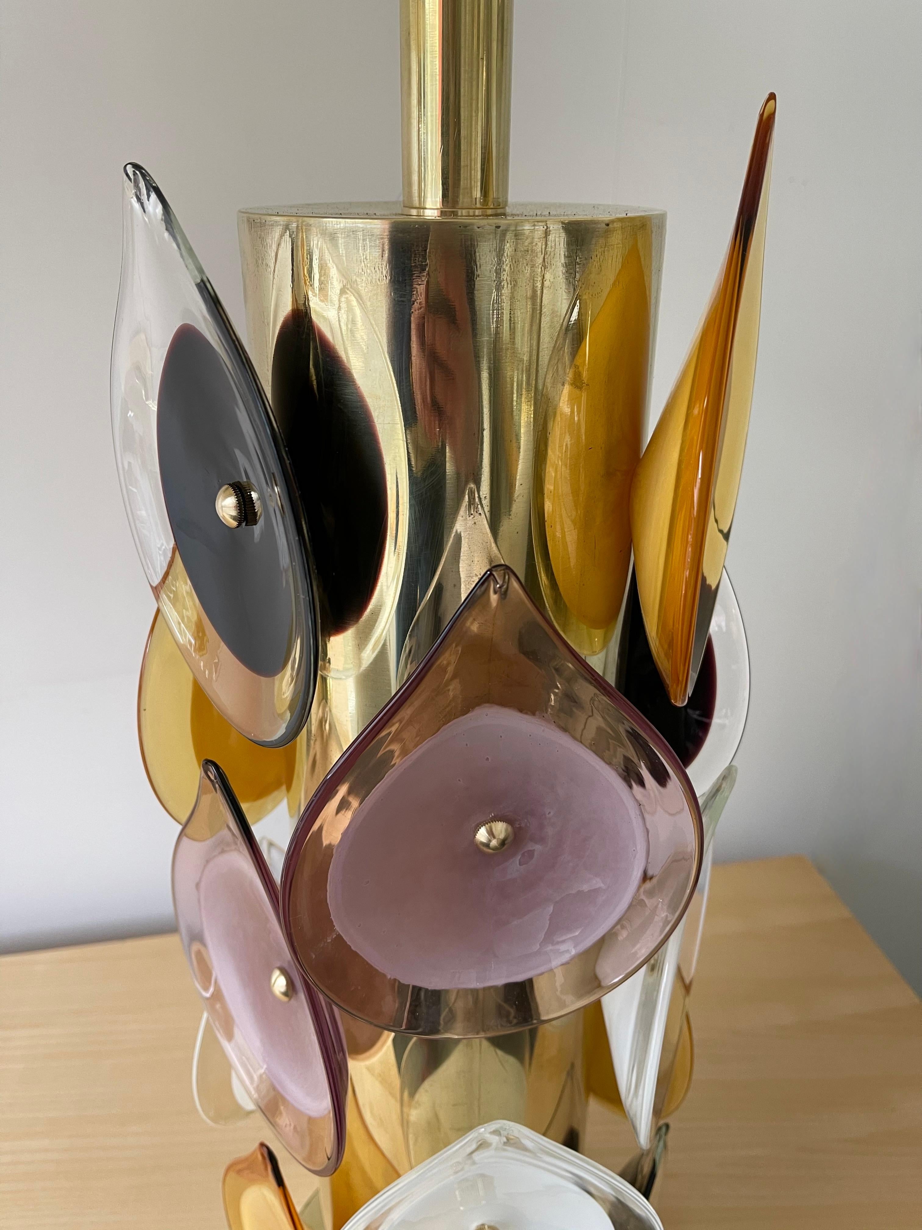 Paar Tisch- oder Nachttischlampen aus Messing und mundgeblasenem mehrfarbigem Murano-Glas mit Flamme. Zeitgenössische Arbeiten aus einem kleinen italienischen Handwerksbetrieb. Geringfügige Unvollkommenheiten aufgrund von Handarbeit. Leichte