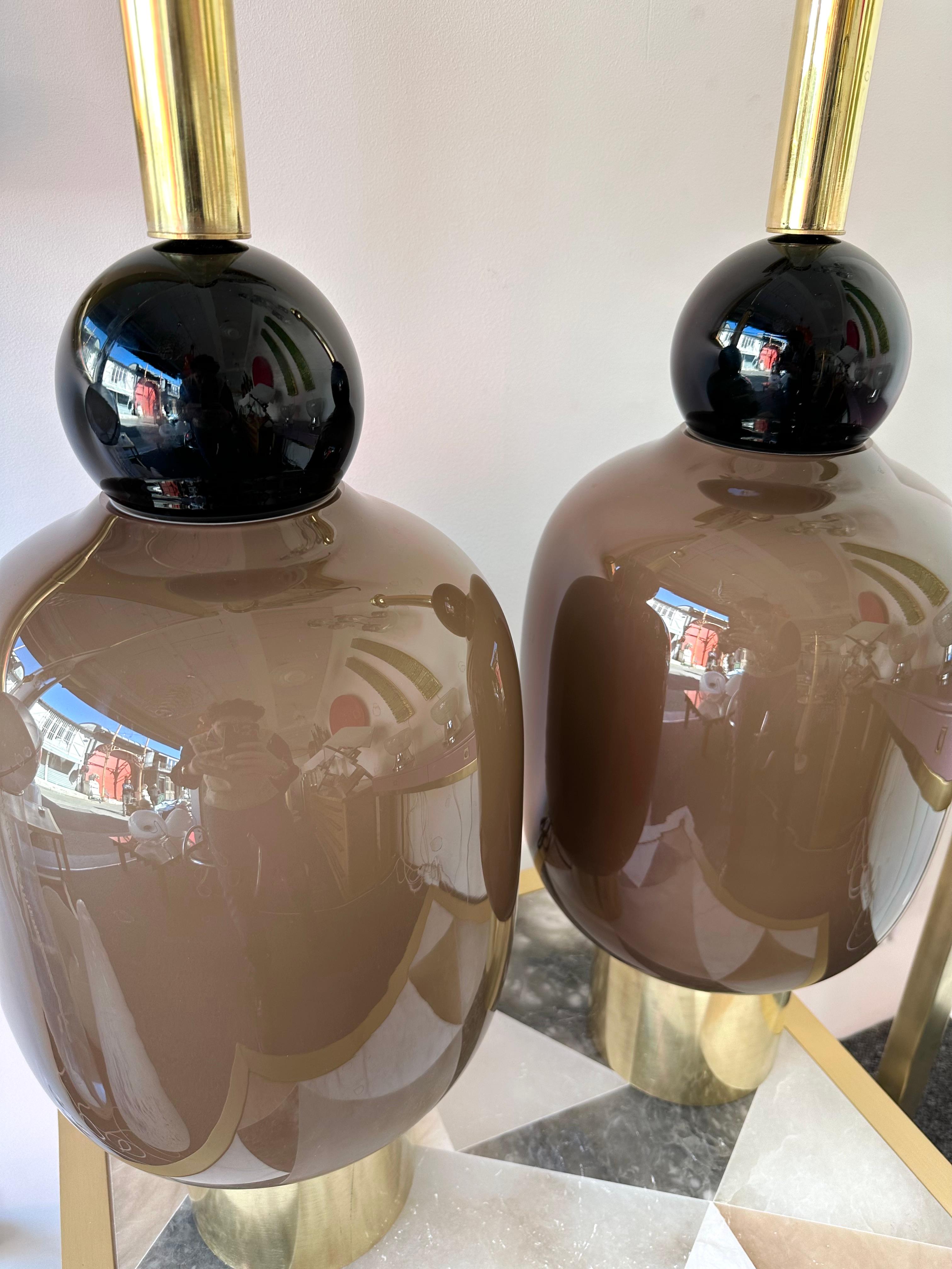 Paire de lampes contemporaines en laiton et verre de Murano, Italie en vente 3